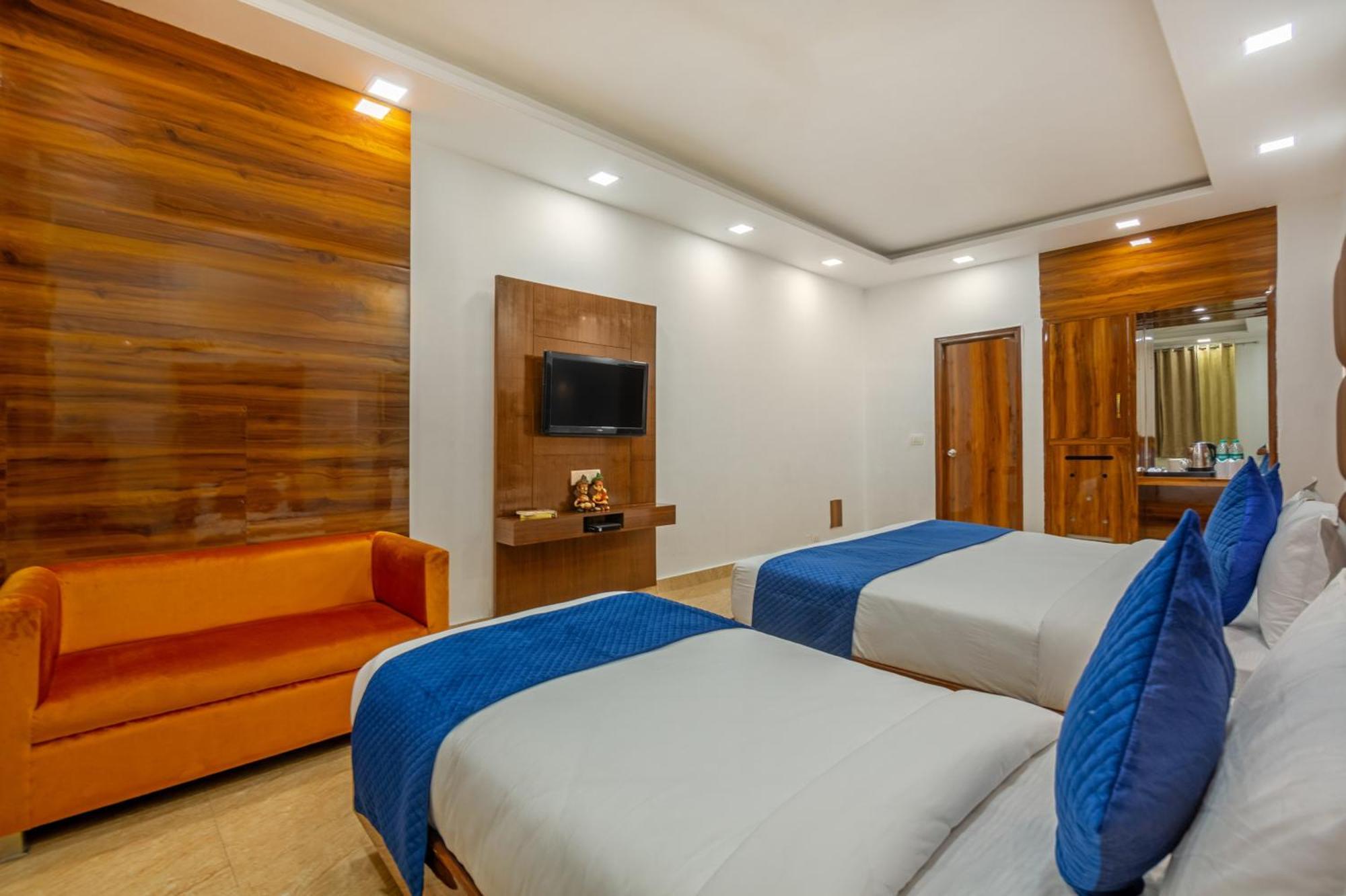 Hotel Rahul Palace By Golden Tree Near Metro Station And Ajmal Khan Market