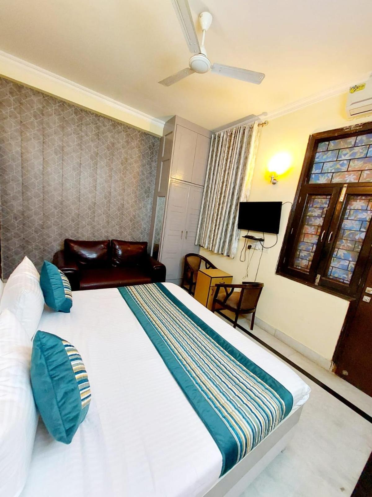 Hotel Khusbu Residency, Park Market 3*