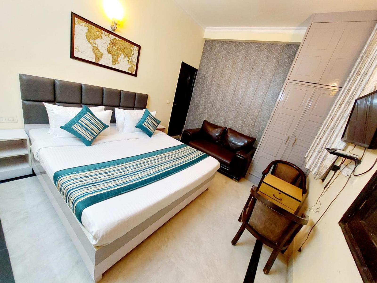 Khusbu Residency, Park Market 3* New Delhi