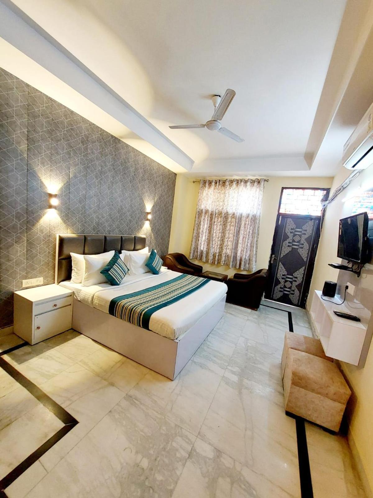 Khusbu Residency, Park Market 3* New Delhi