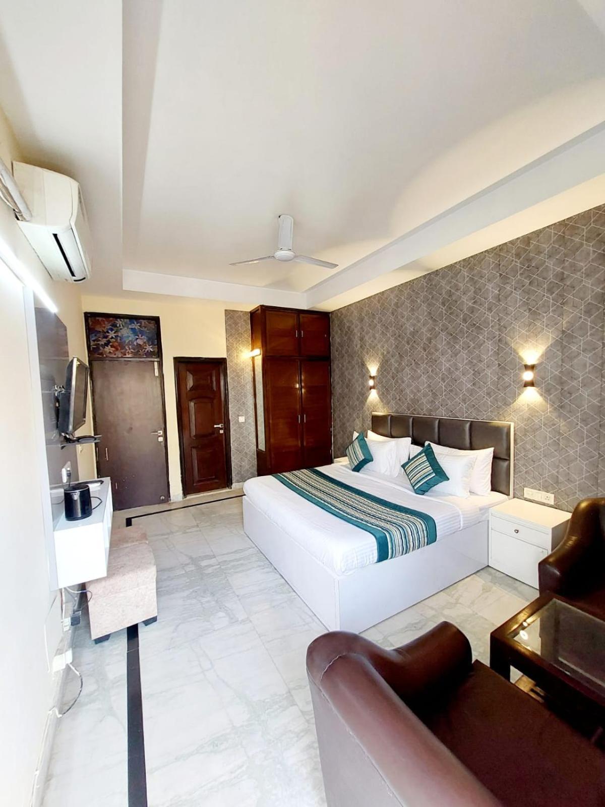 Hotel Khusbu Residency, Park Market