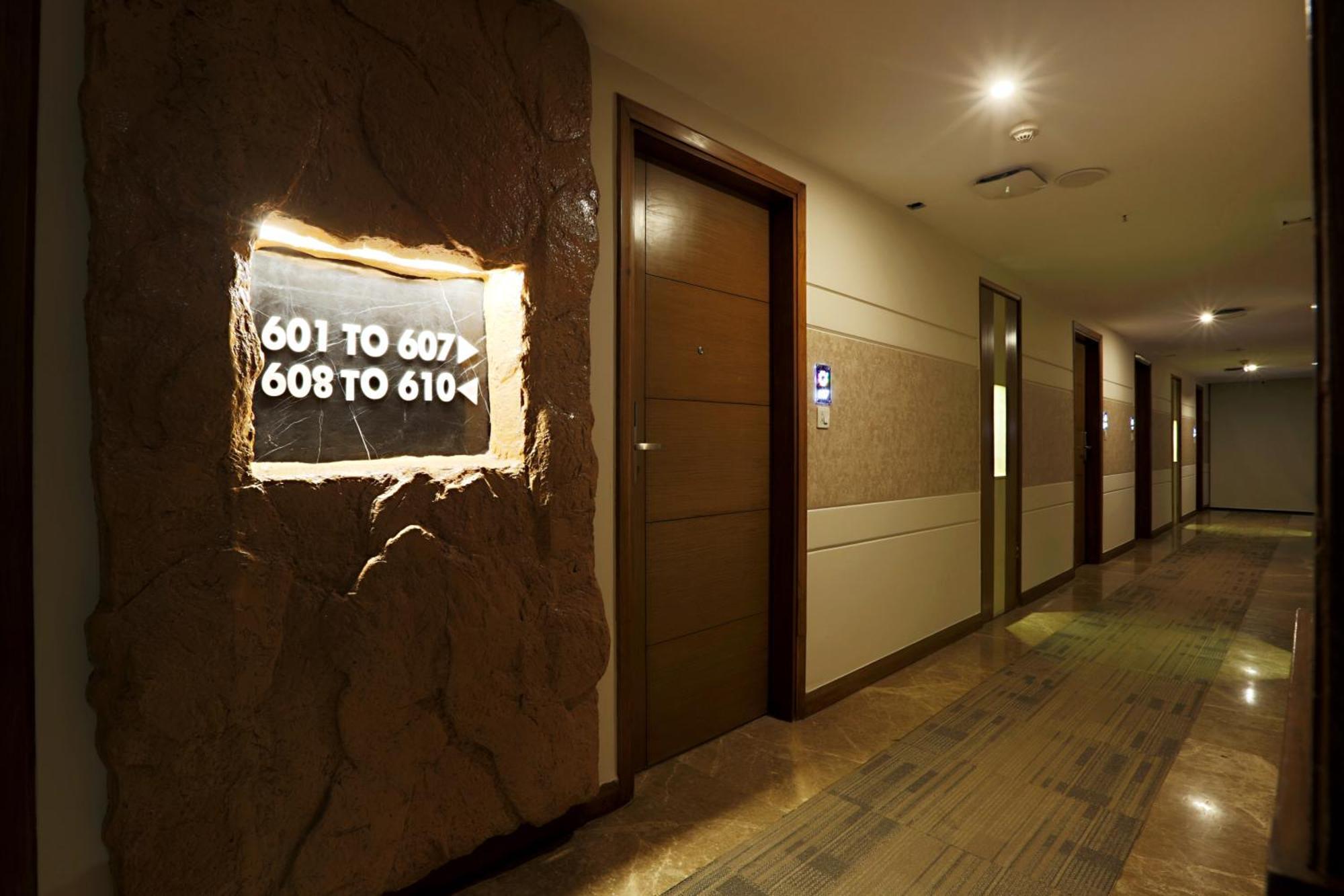 Hotel Suryaa Palace By East End Delhi Airport 4*