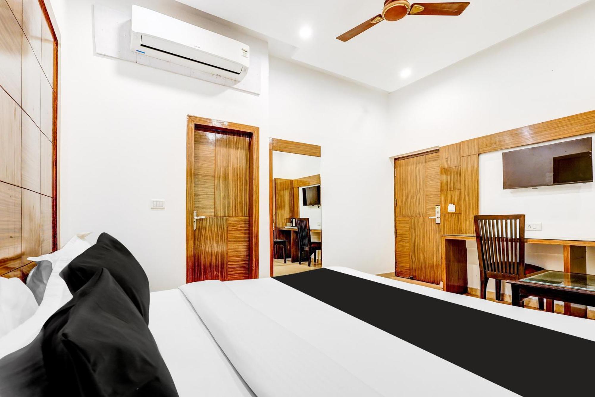 Hotel Super Townhouse Arakashan Road Paharganj Formerly Mohan International 3*