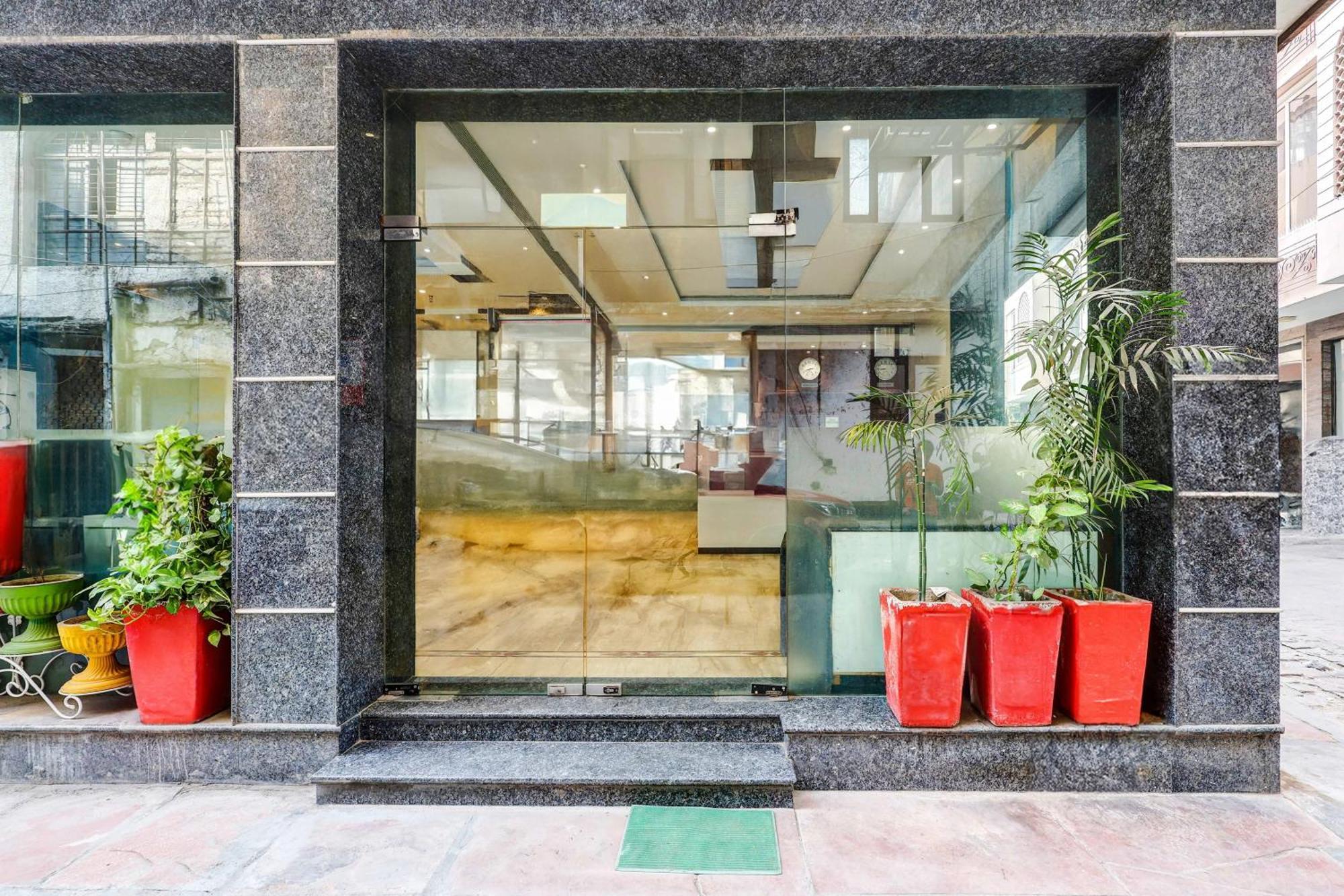 Super Townhouse Arakashan Road Paharganj Formerly Mohan International Hotel