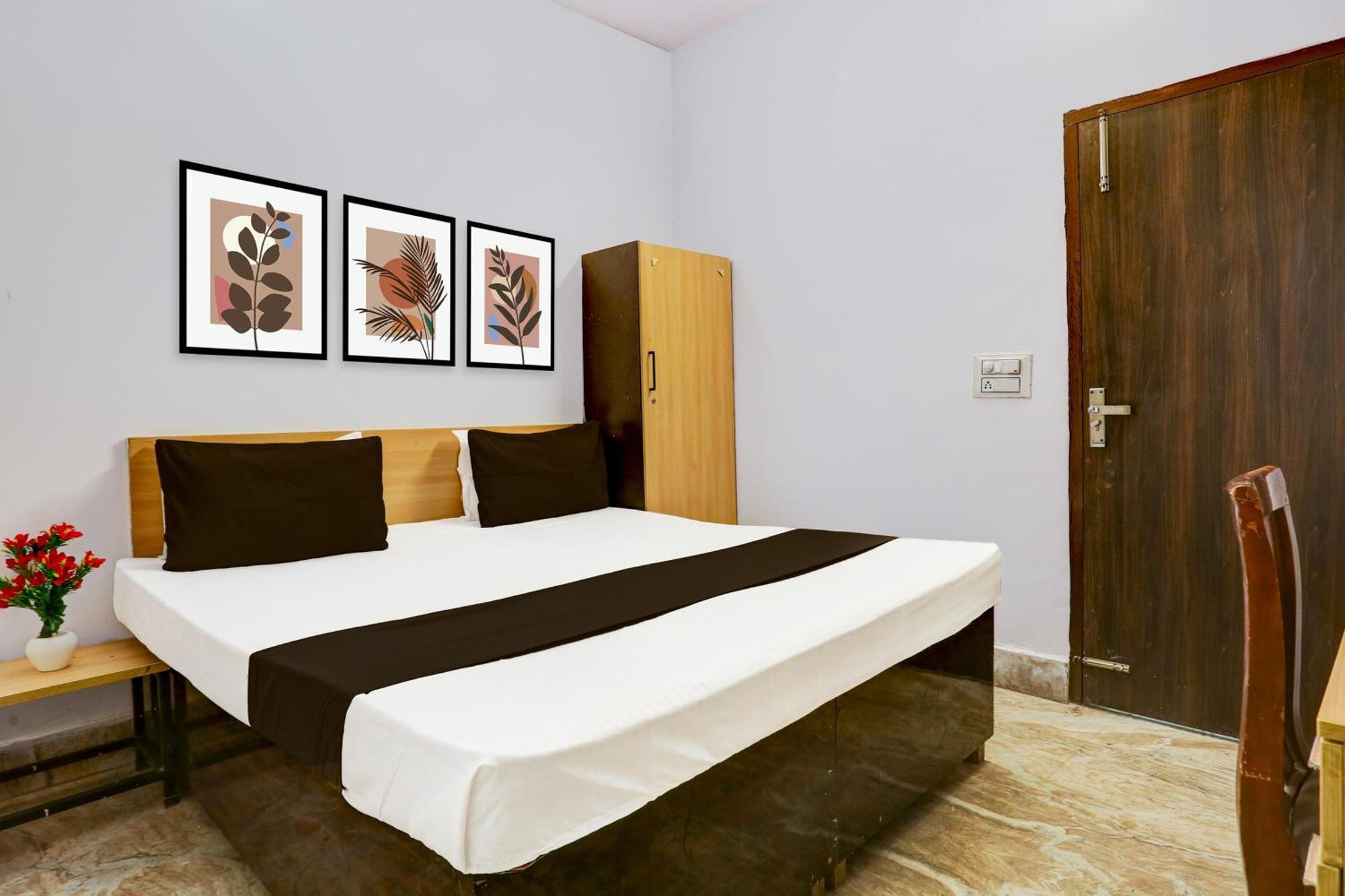 Hotel Oo Shyam Residency Near Samaypur Badli Metro 4*
