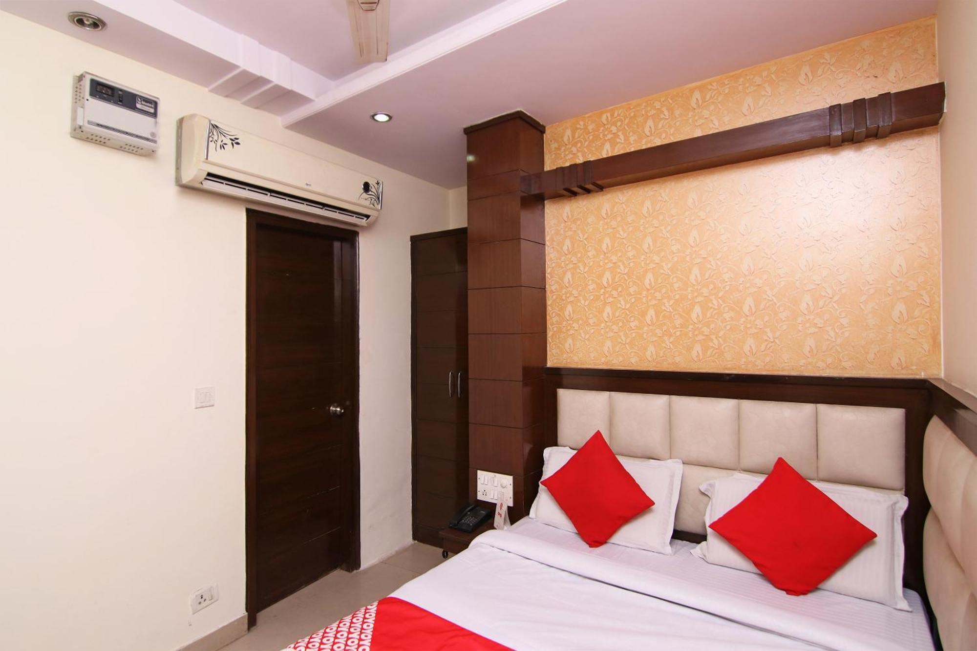 Hotel O S Deluxe 3*