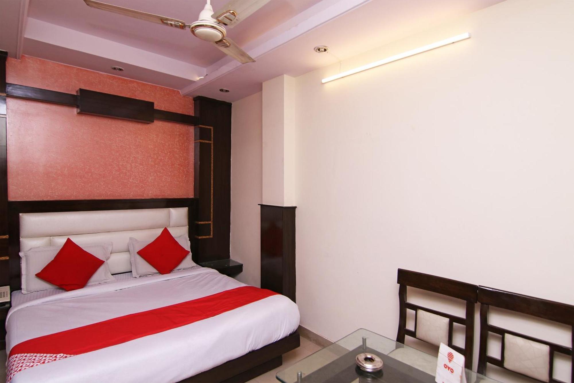 Hotel O S Deluxe 3*