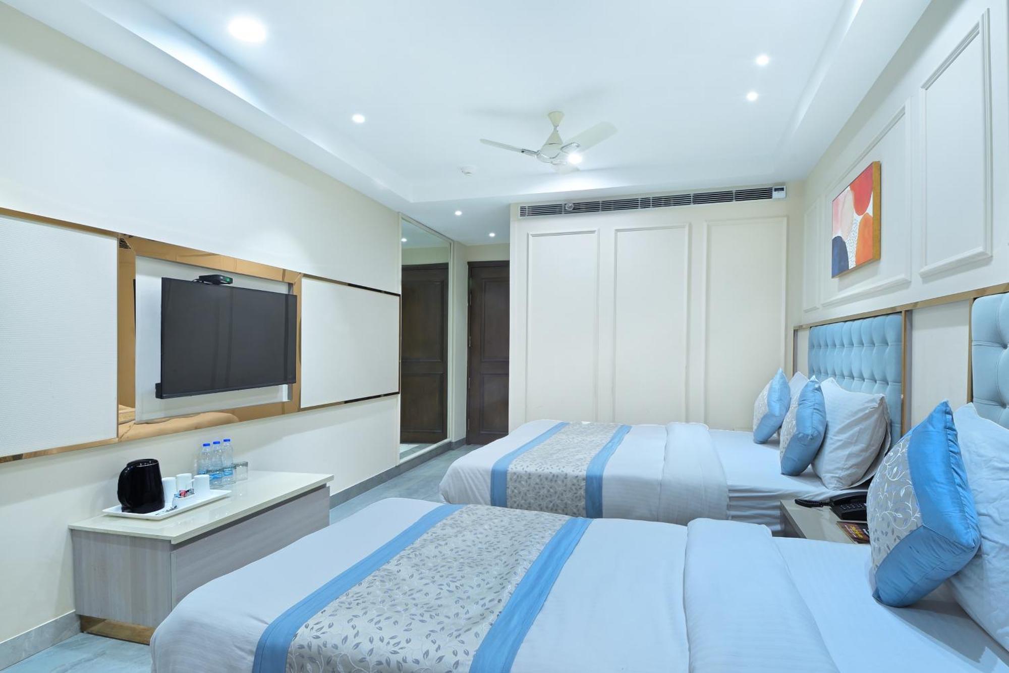 Hotel Sapphire House - 3 Mins Walk From Metro And 5 Mins From Rail Station 4*
