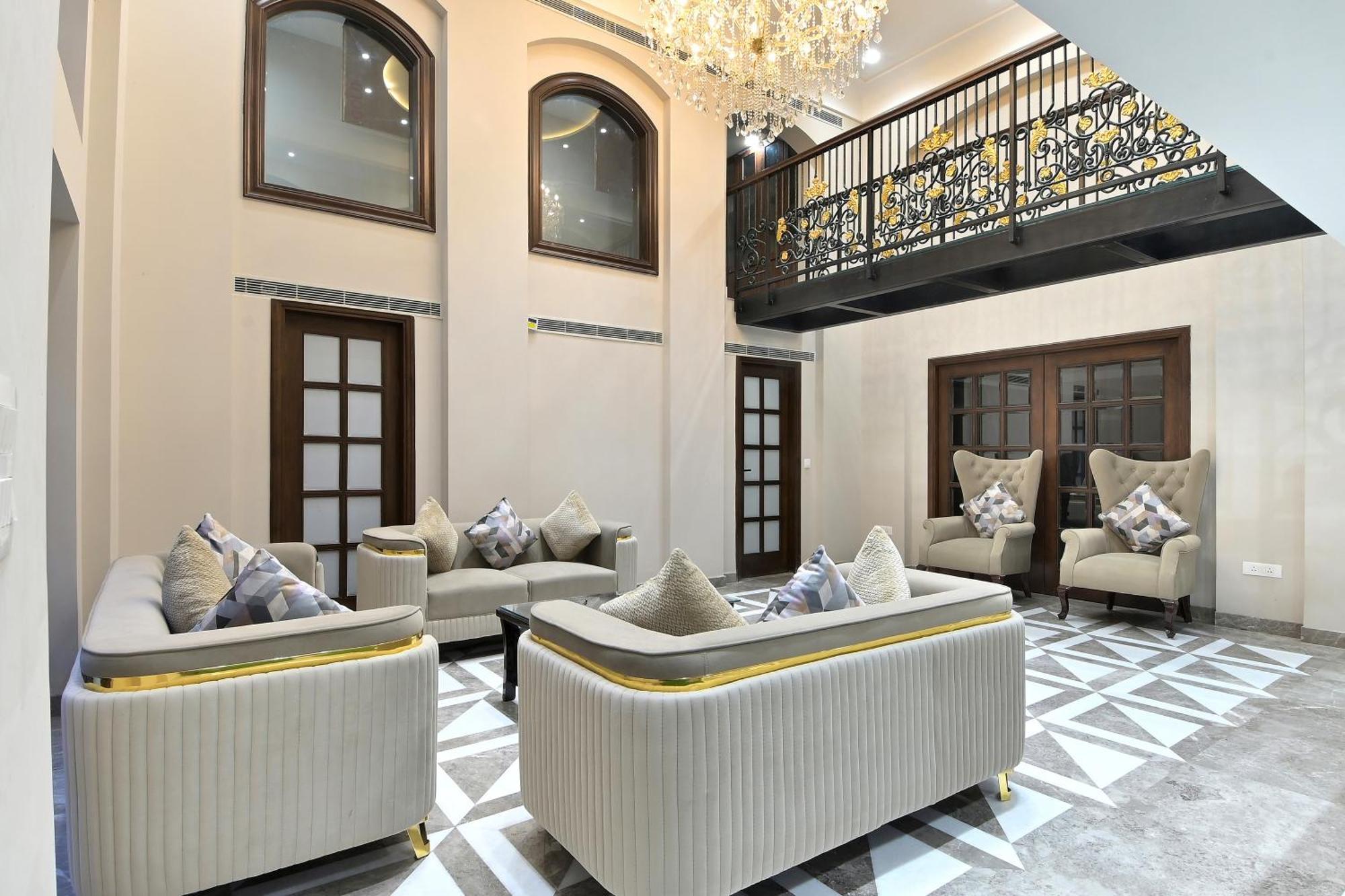 Hotel Sapphire House - 3 Mins Walk From Metro And 5 Mins From Rail Station