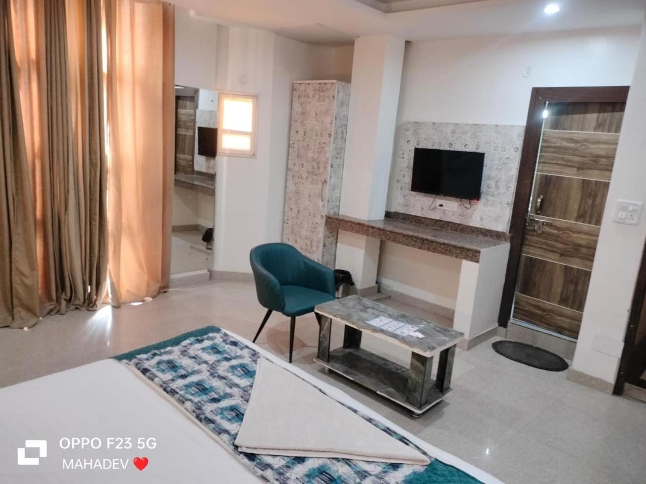 Roomsity Pride Plaza Hotel 3*