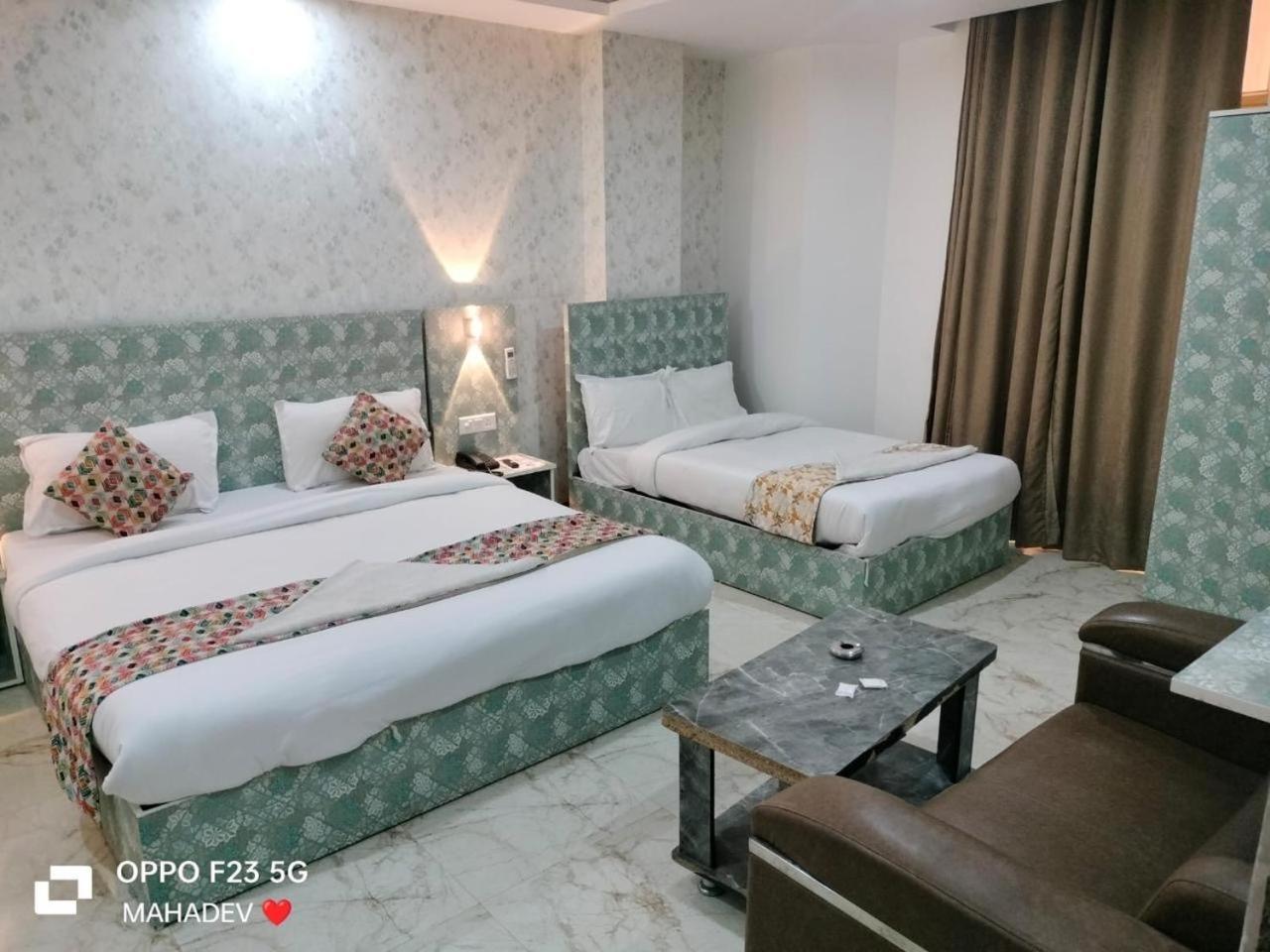 Roomsity Pride Plaza New Delhi