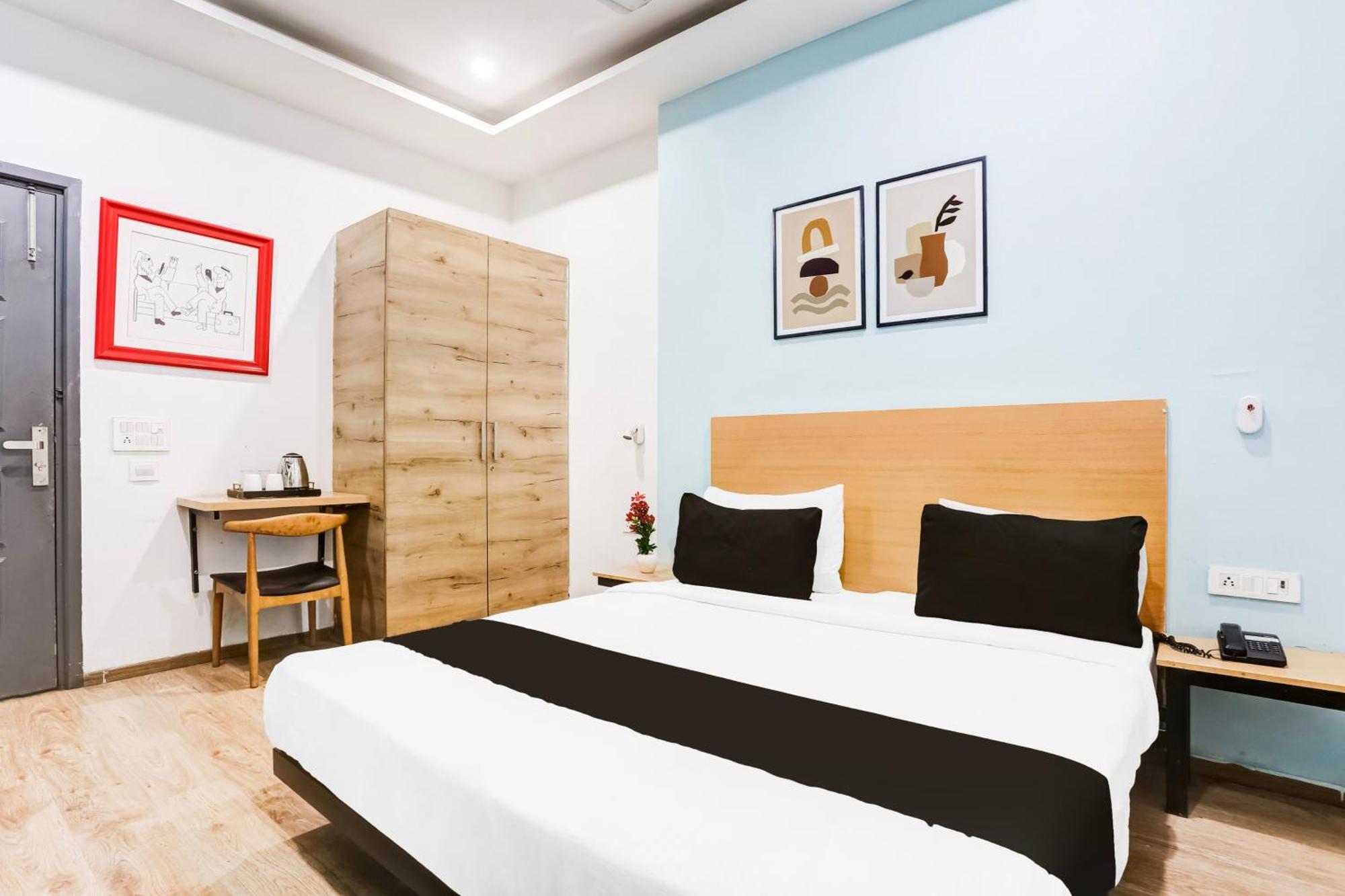 Super Townhouse Rohini Sector 23 Hotel 4*