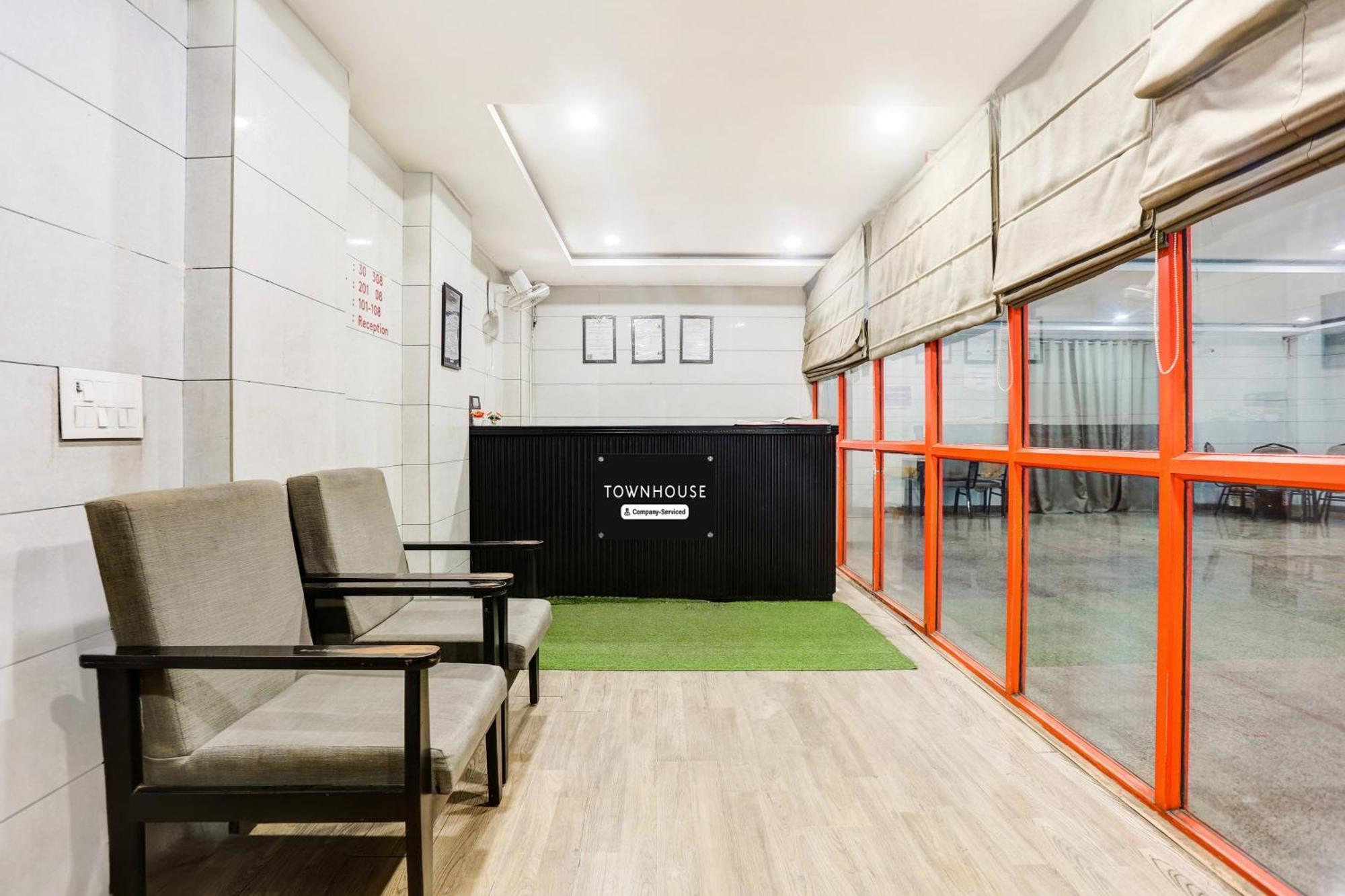 Super Townhouse Rohini Sector 23 Hotel 4*