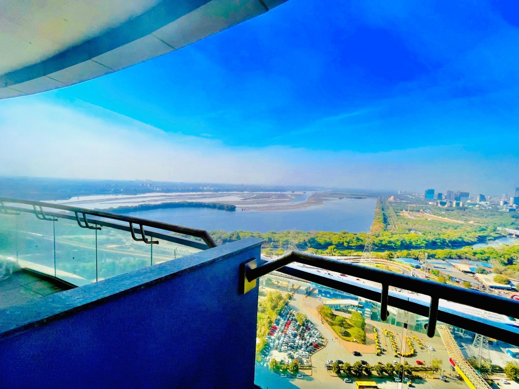 Minimalist Haven At 26th Floor Supernova