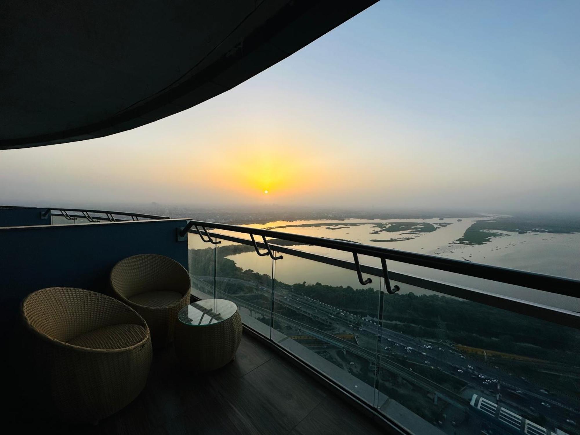Minimalist Haven At 26th Floor Supernova Nova Deli