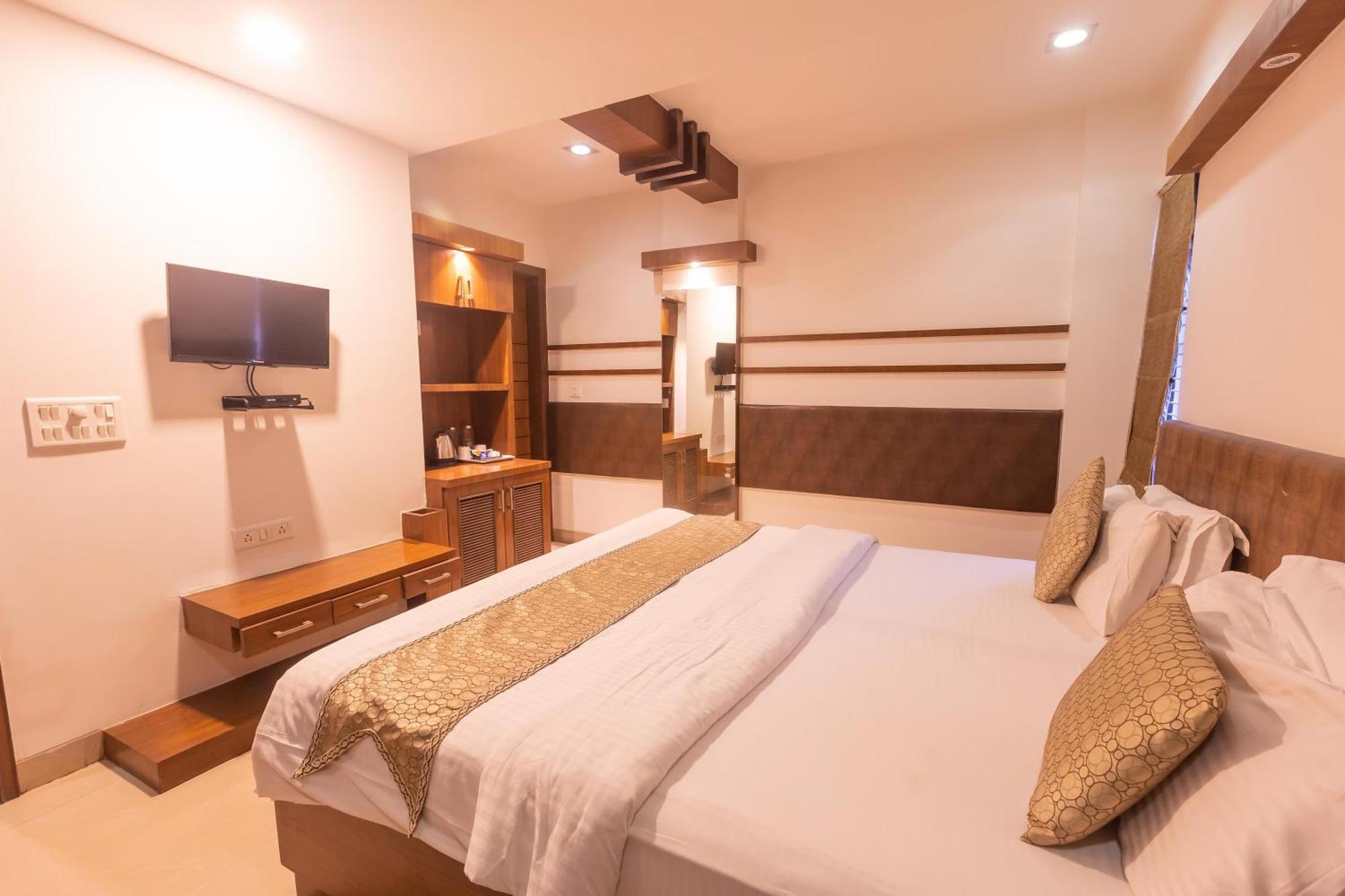 Crystal Plaza Delhi Airport Bed & Breakfast New Delhi