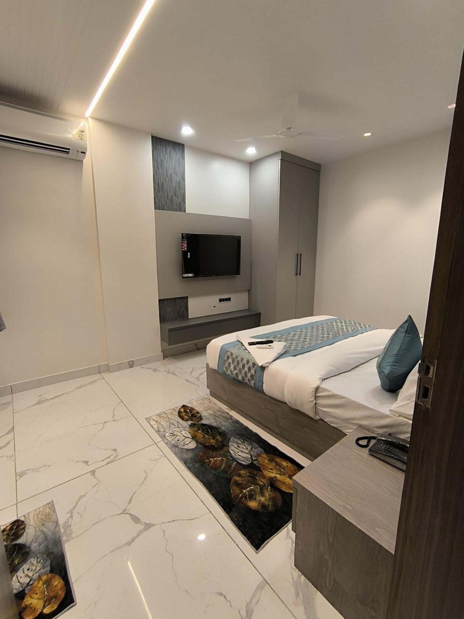 Super Hotel Royal Inn Satya Niketan - Couple Friendly *