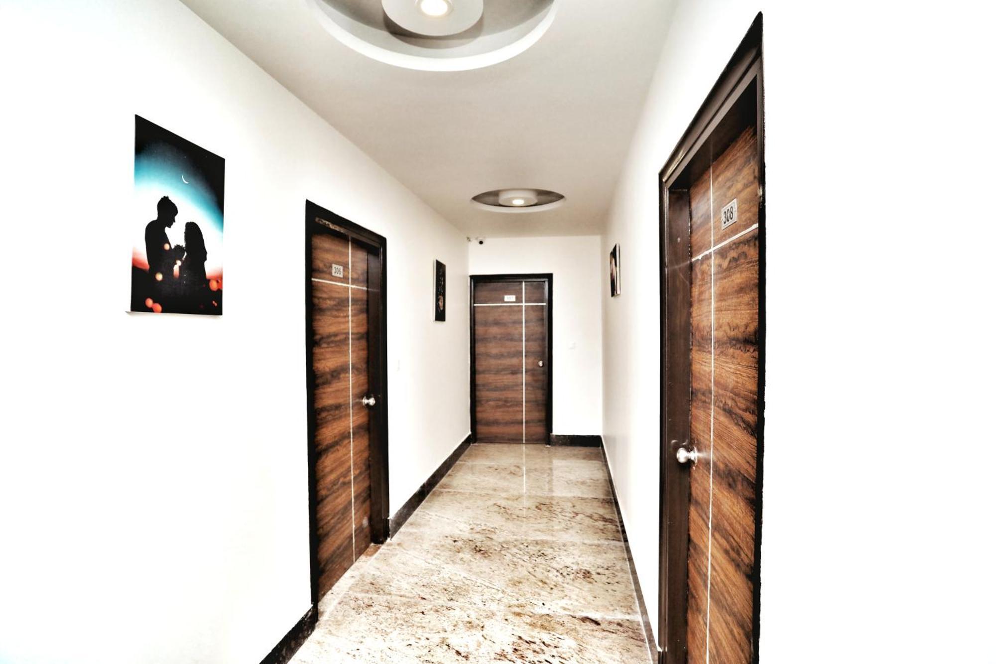 Airport Delhi Aerocity, 15 Mins Yashobhoomi Guest house 3*