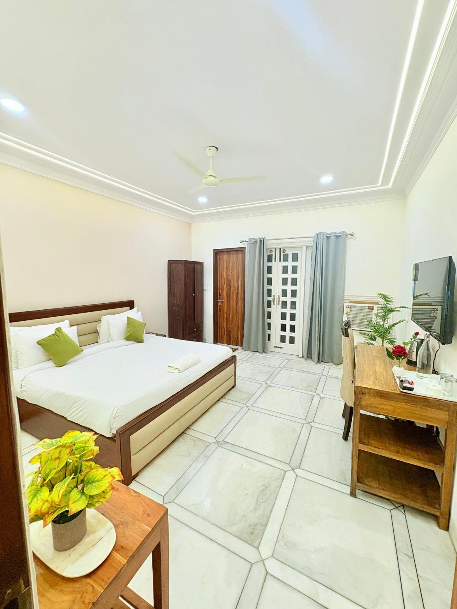 Hotel Gulmohar Residency, Hauz Khas New Delhi, Couple Friendly
