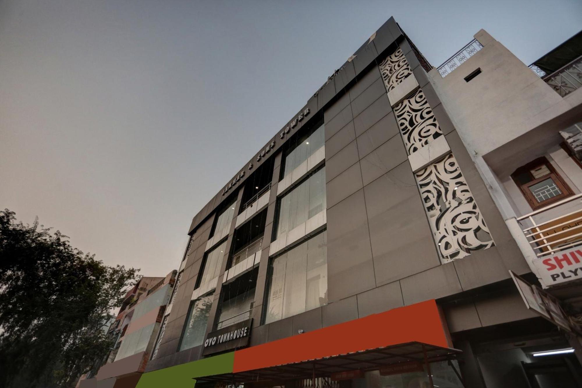 Hotel Townhouse Nangal Raya Pankha Road 4*