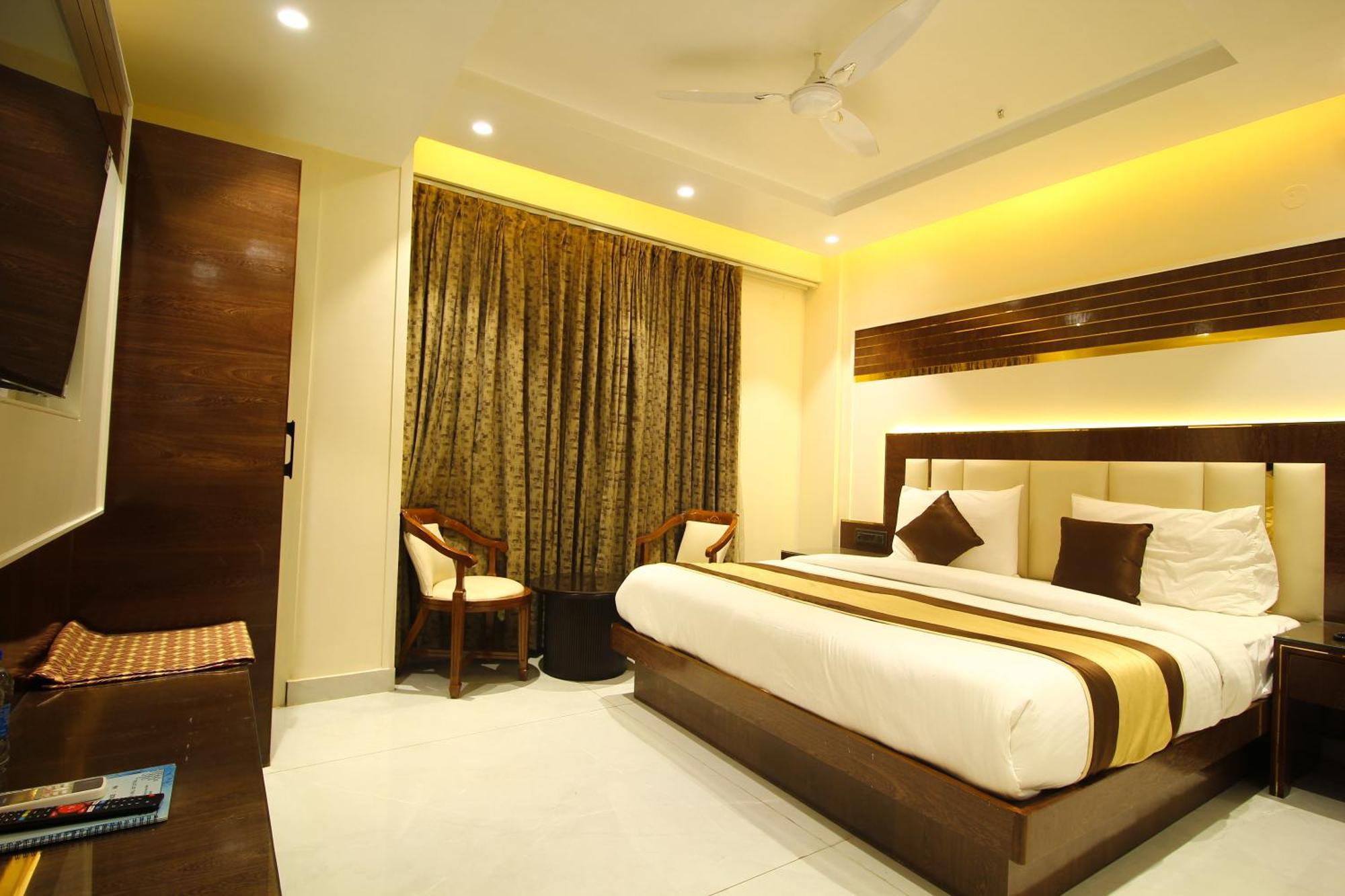 Grand Plaza In Centre - At Railway Station 4*