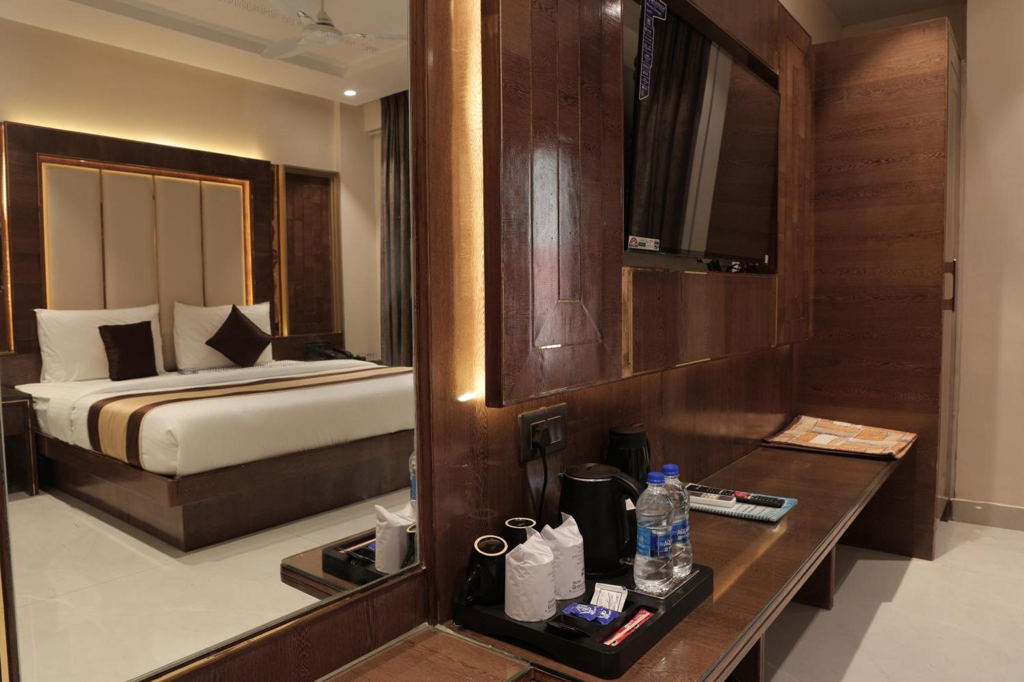 Hotel Grand Plaza In Centre - At Railway Station Nova Deli