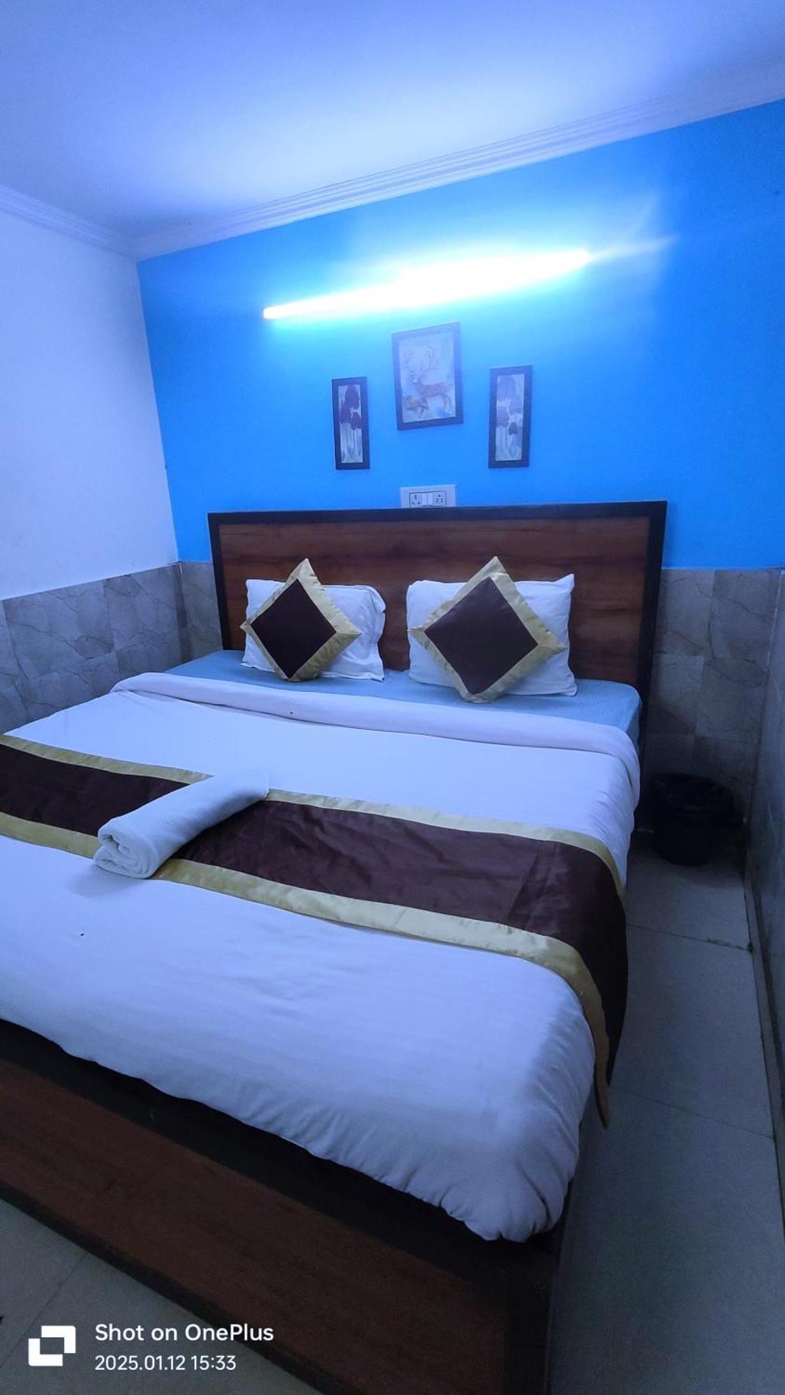 Super Hotel Royal Inn Satya Niketan - Couple Friendly Hotel *