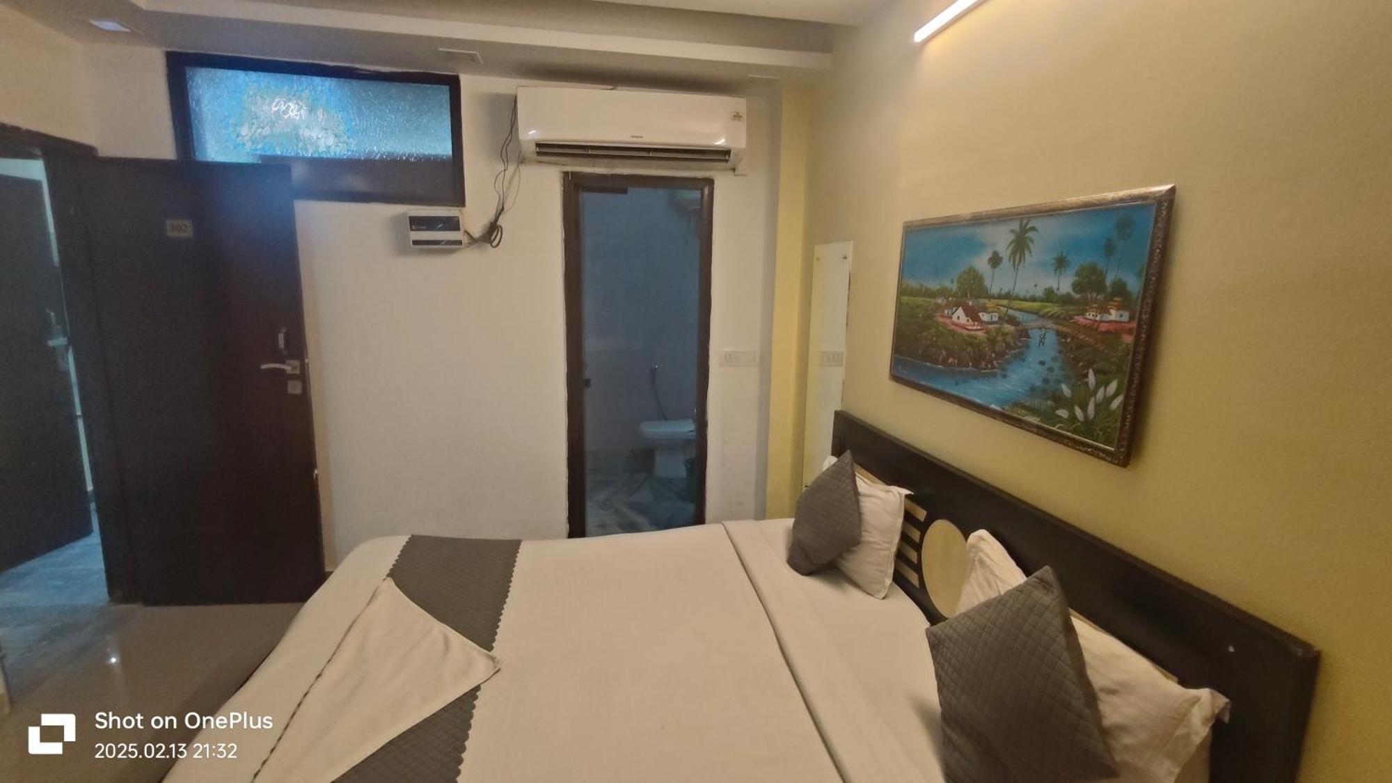 Super Hotel Royal Inn Satya Niketan - Couple Friendly * New Delhi