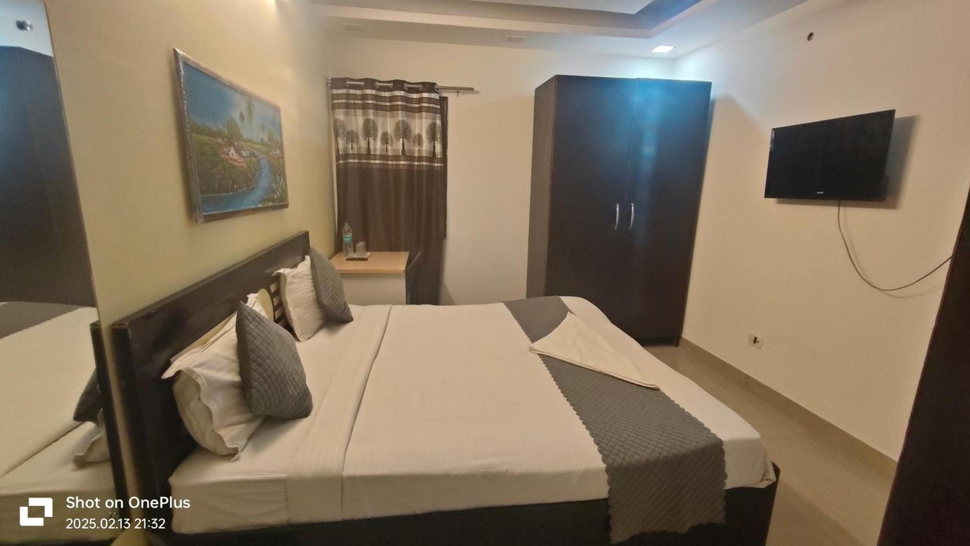 Super Hotel Royal Inn Satya Niketan - Couple Friendly *