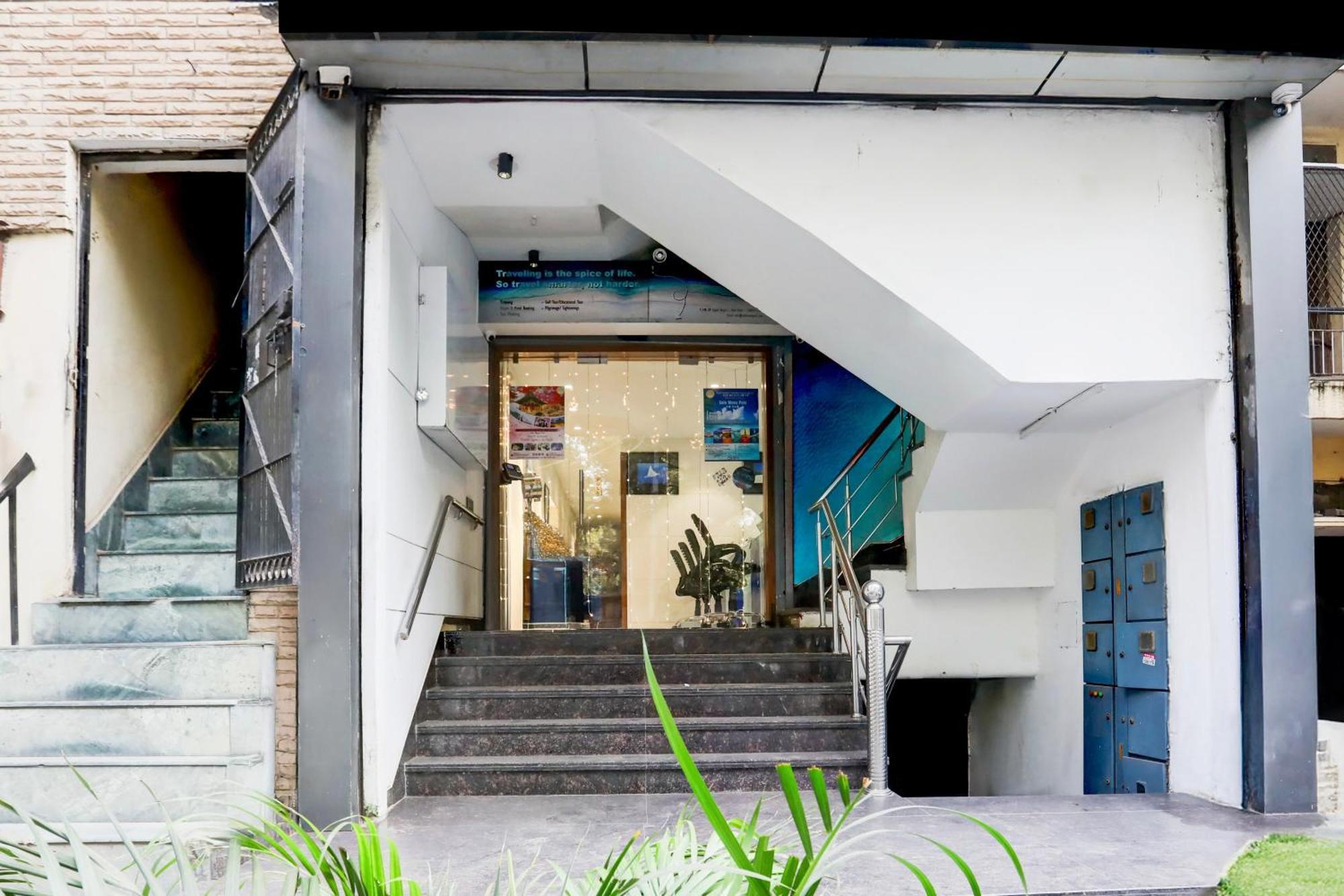 83013 O A K Residency Hotel 3*