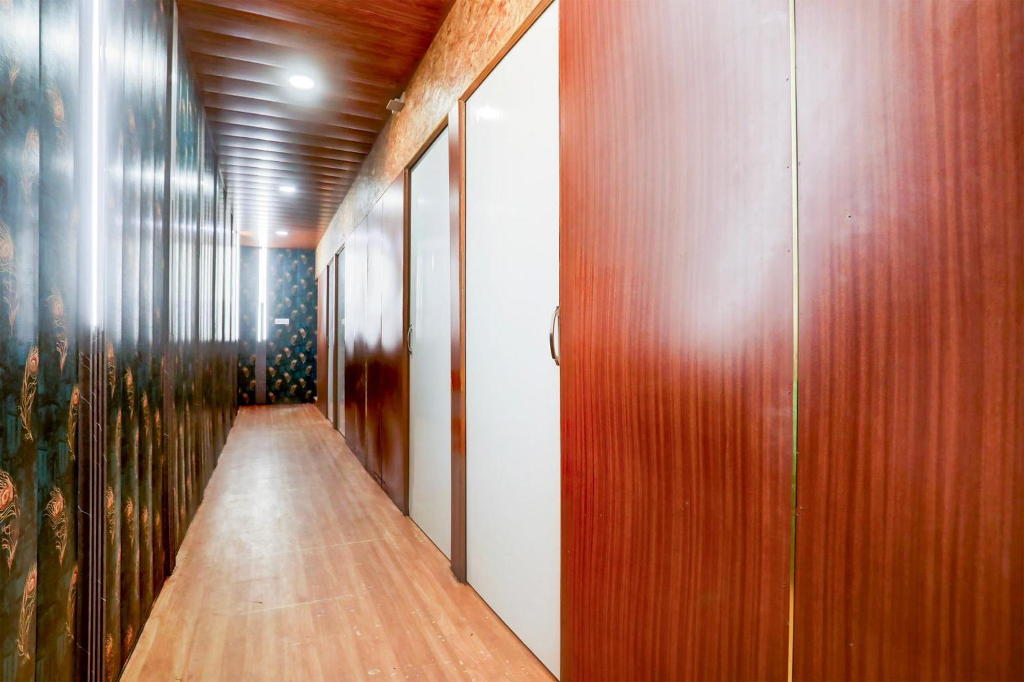 83013 O A K Residency Hotel New Delhi