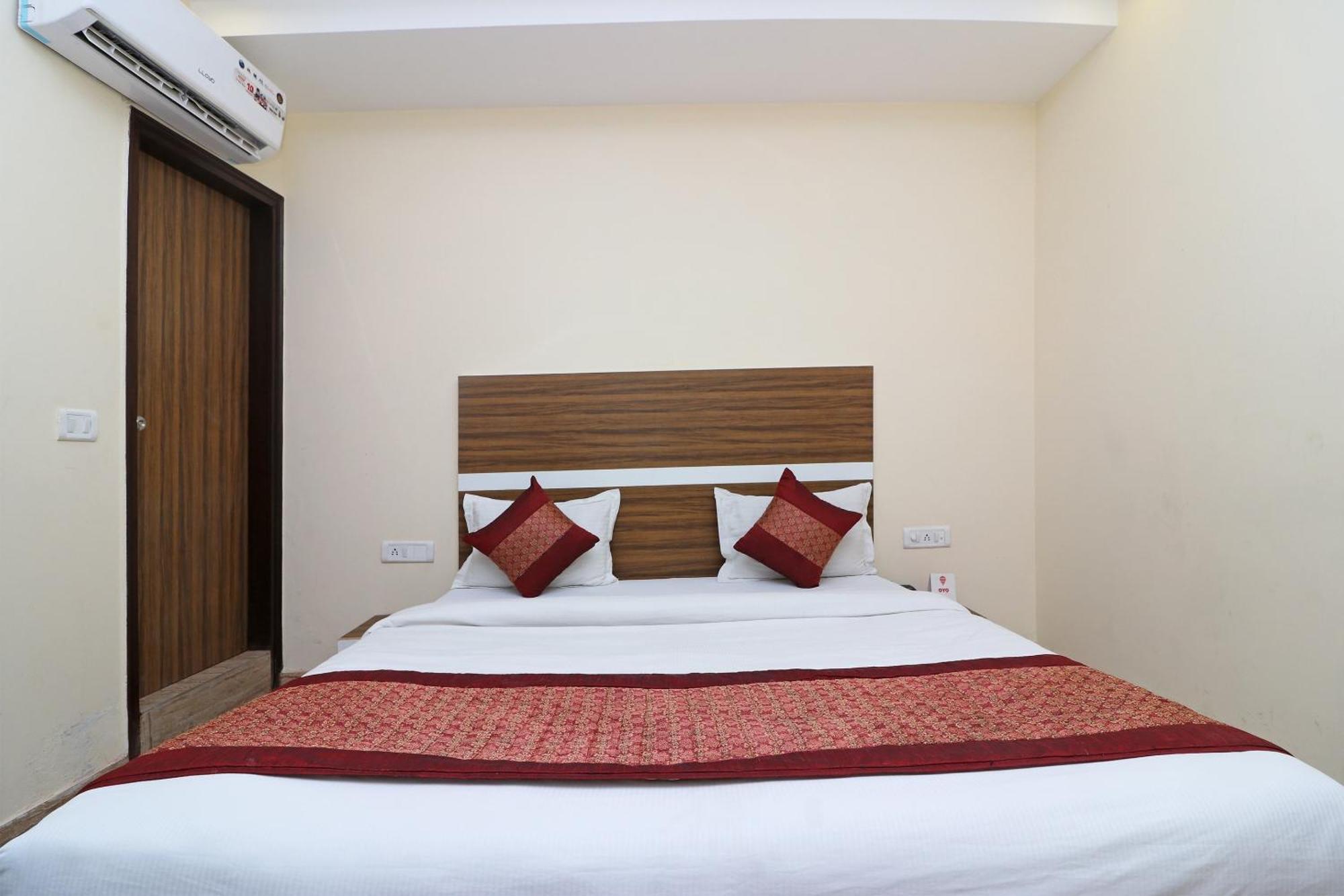 Collection O Nandgiri Hotel New Delhi