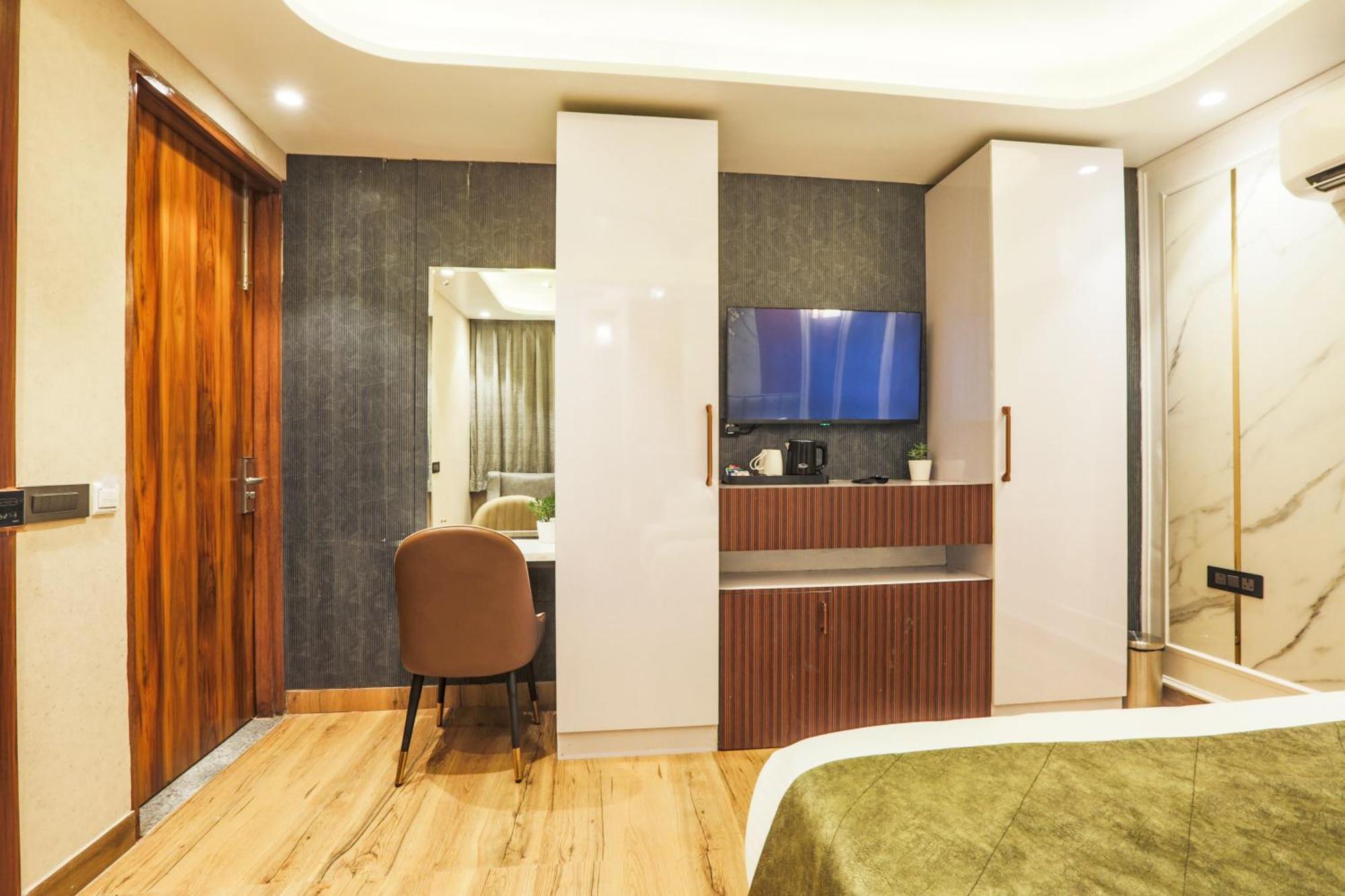 Hotel Aroma Plaza Delhi Airport 4*