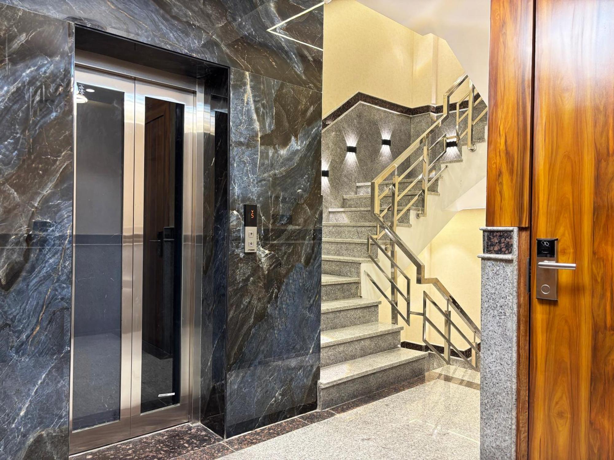 Hotel Aroma Plaza Delhi Airport 4*