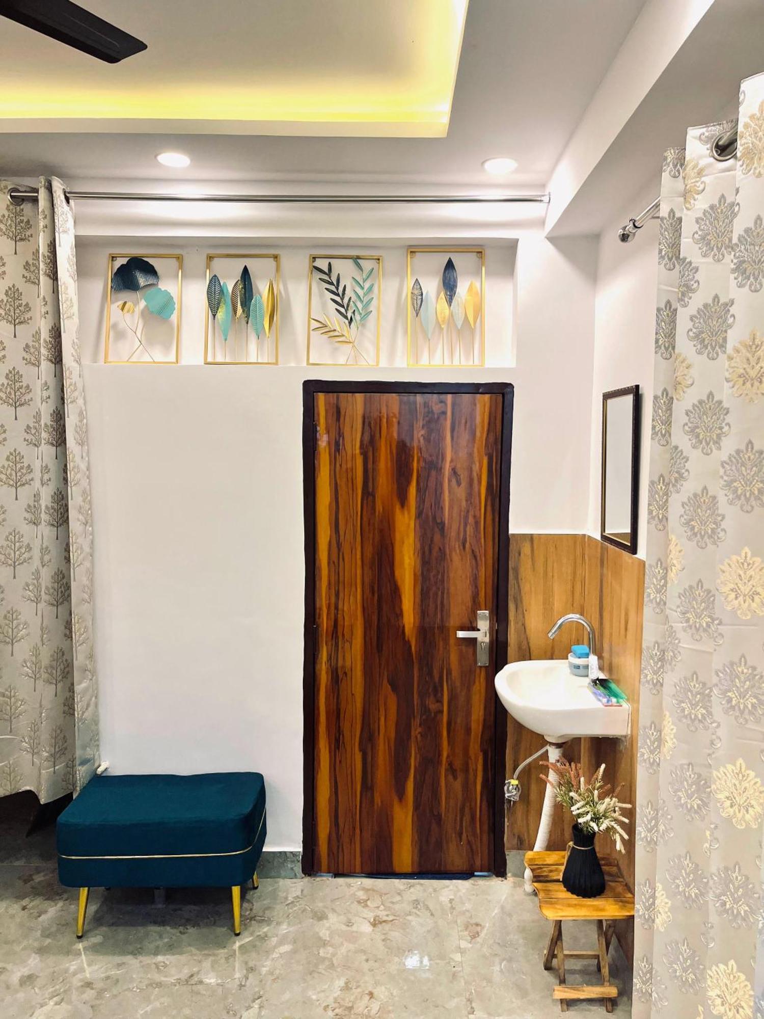 Luxury 1 Rk In Guest house