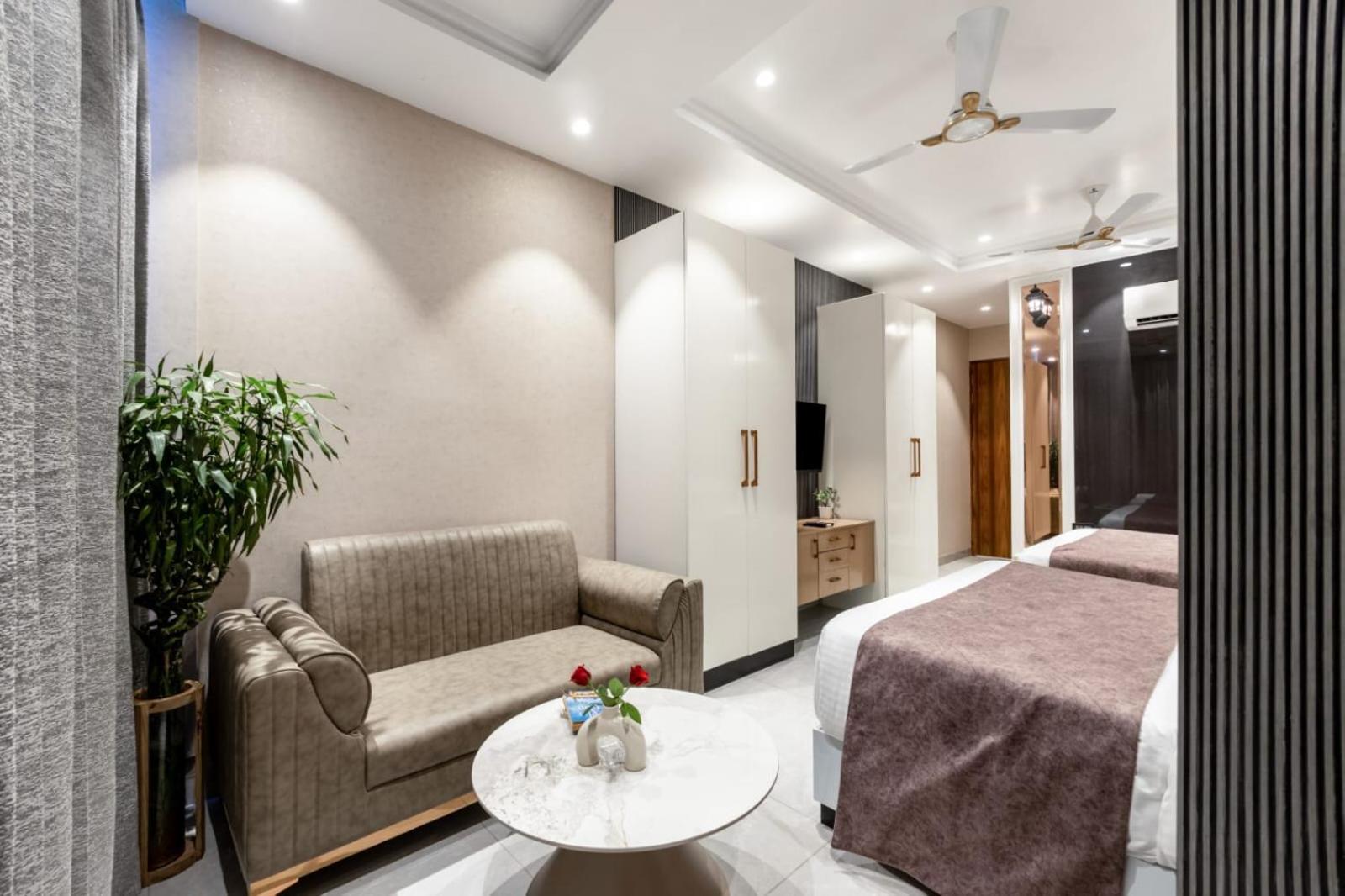 Hotel Aroma Plaza Delhi Airport 4*