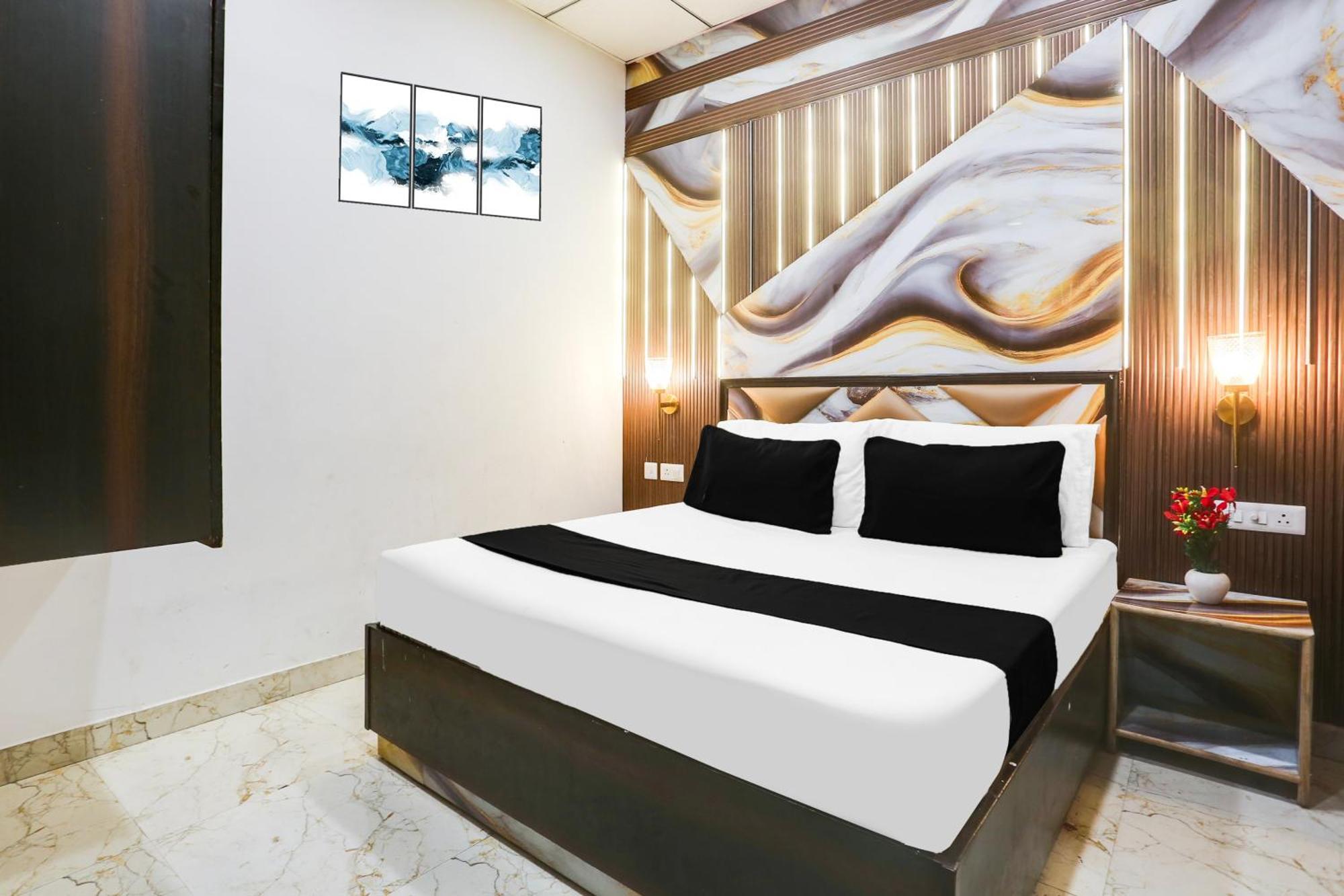 Hotel Collection O Golden Key Near Tdi Mall 4*
