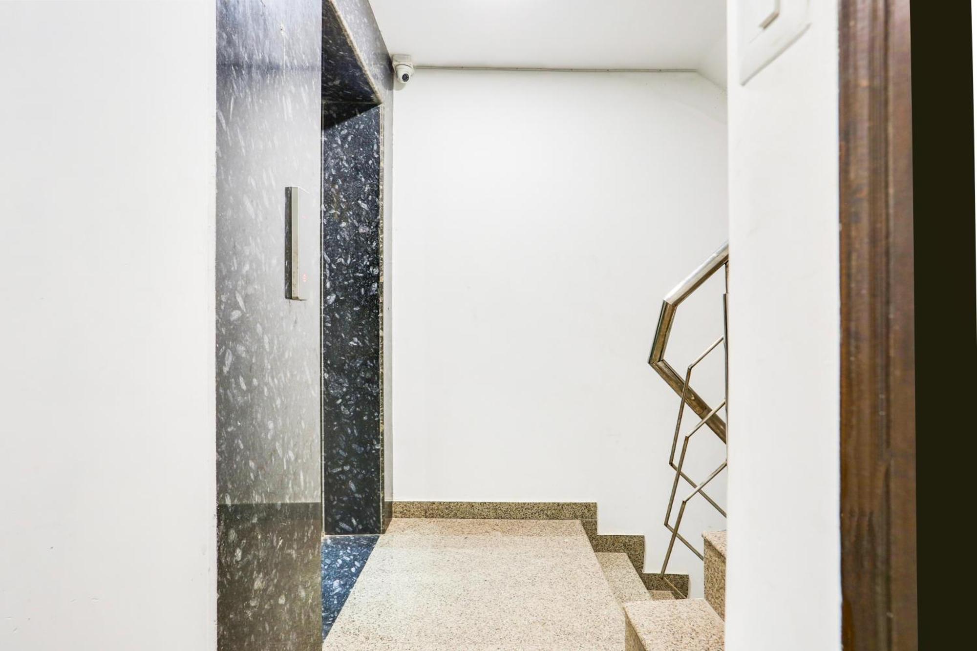 Collection O Golden Key Near Tdi Mall 4* New Delhi