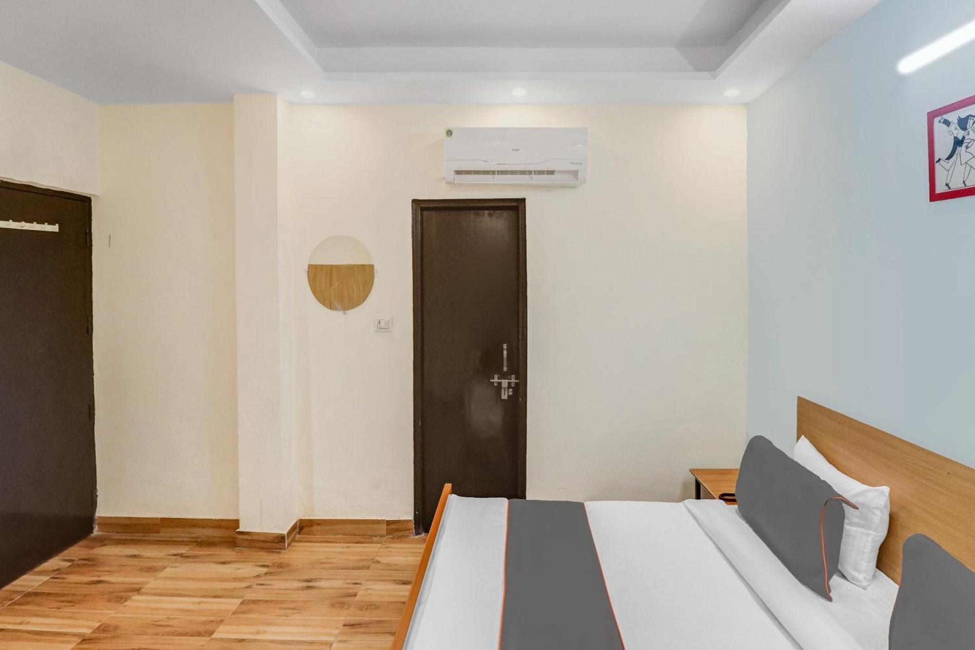 Hotel Super Capital O Moody