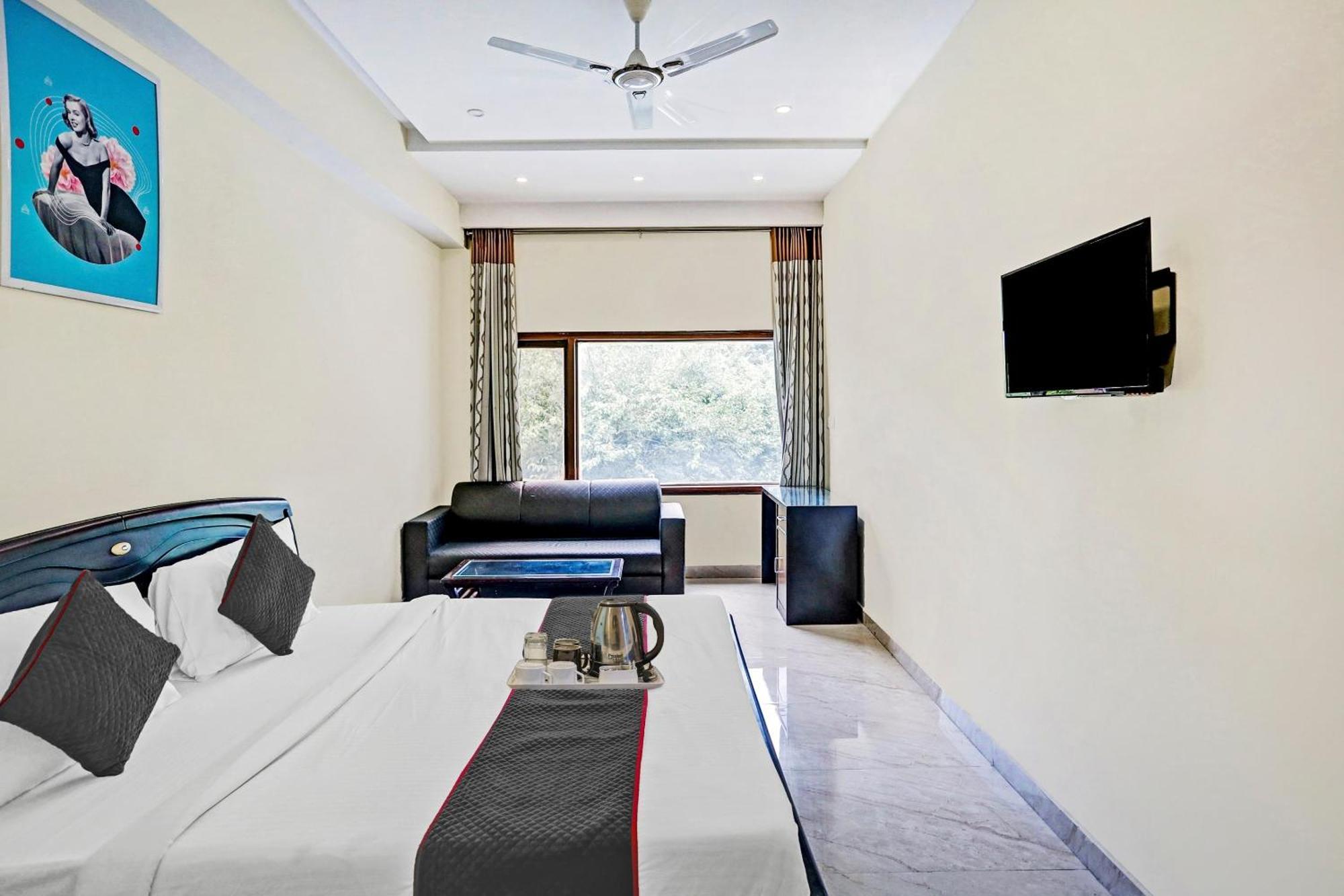 Townhouse Prakash Continental Near Netaji Subhash Place Metro Station