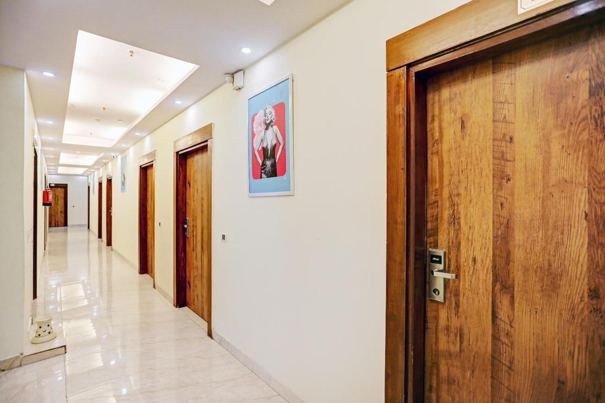 Townhouse Prakash Continental Near Netaji Subhash Place Metro Station Nova Deli