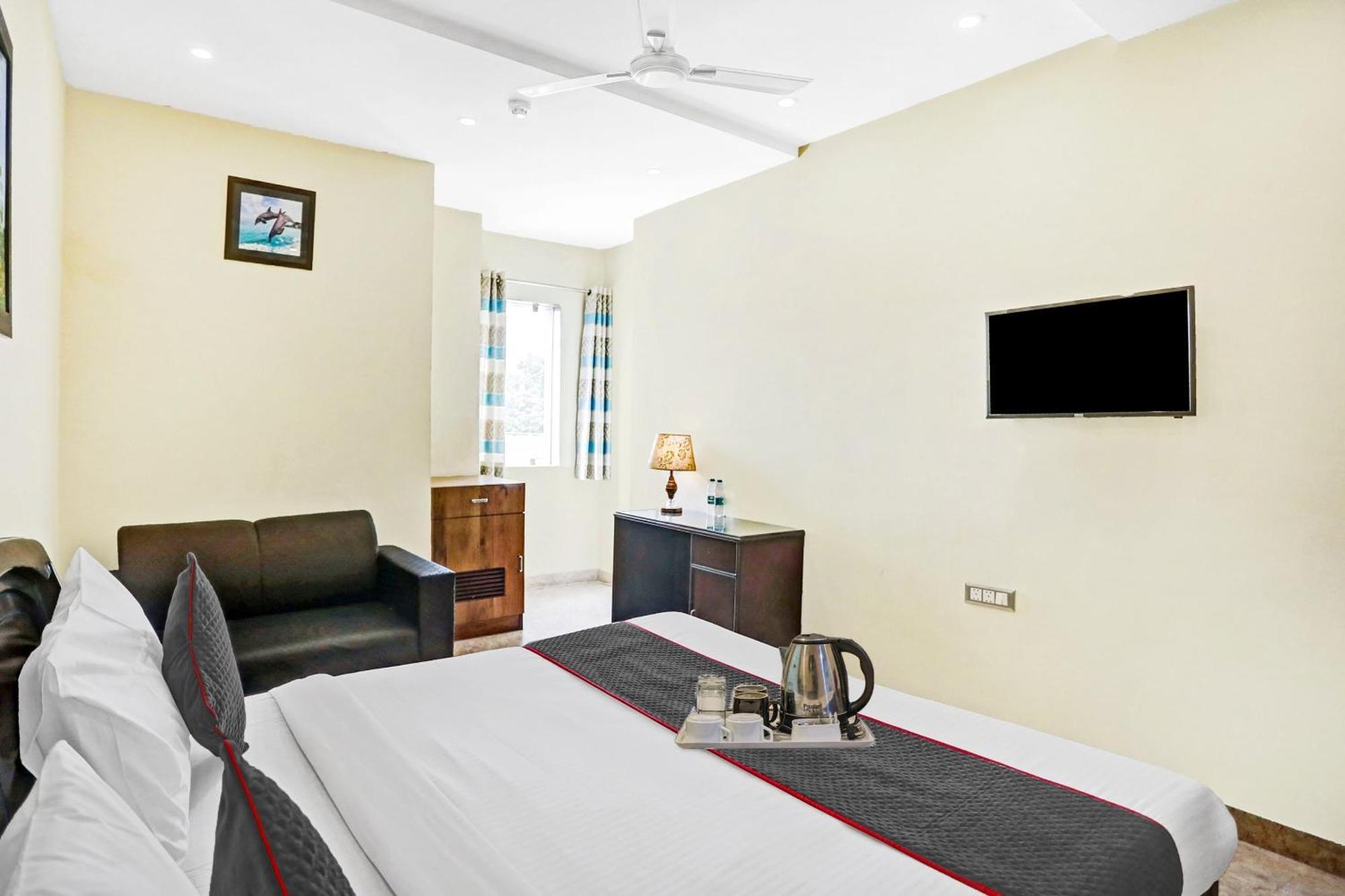 Townhouse Prakash Continental Near Netaji Subhash Place Metro Station 4*