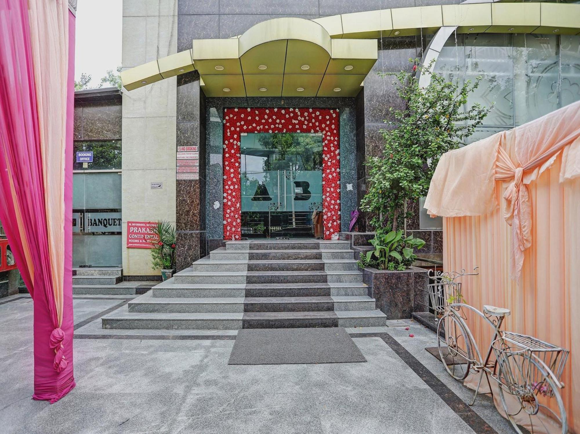 Townhouse Prakash Continental Near Netaji Subhash Place Metro Station 4*
