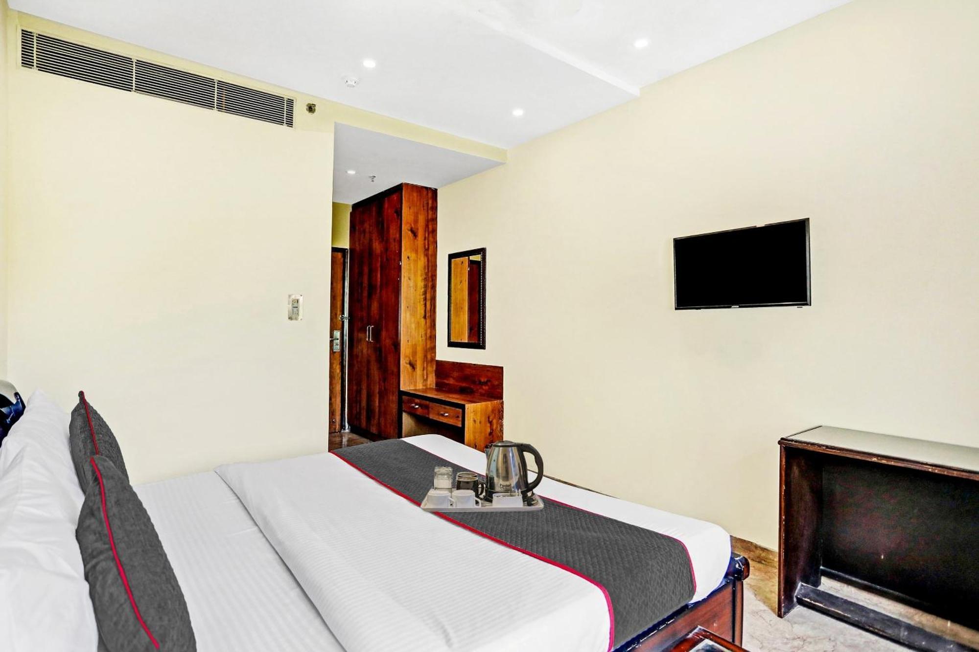 Townhouse Prakash Continental Near Netaji Subhash Place Metro Station Hotel