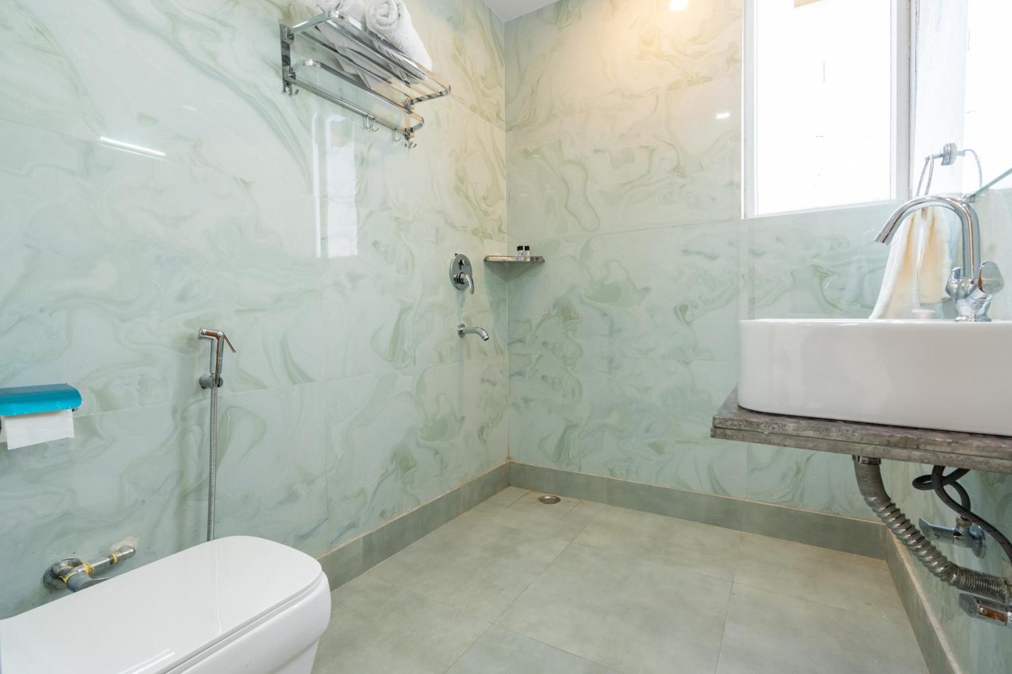Homlee-classic 4bhk Flat Del-lift-parking *