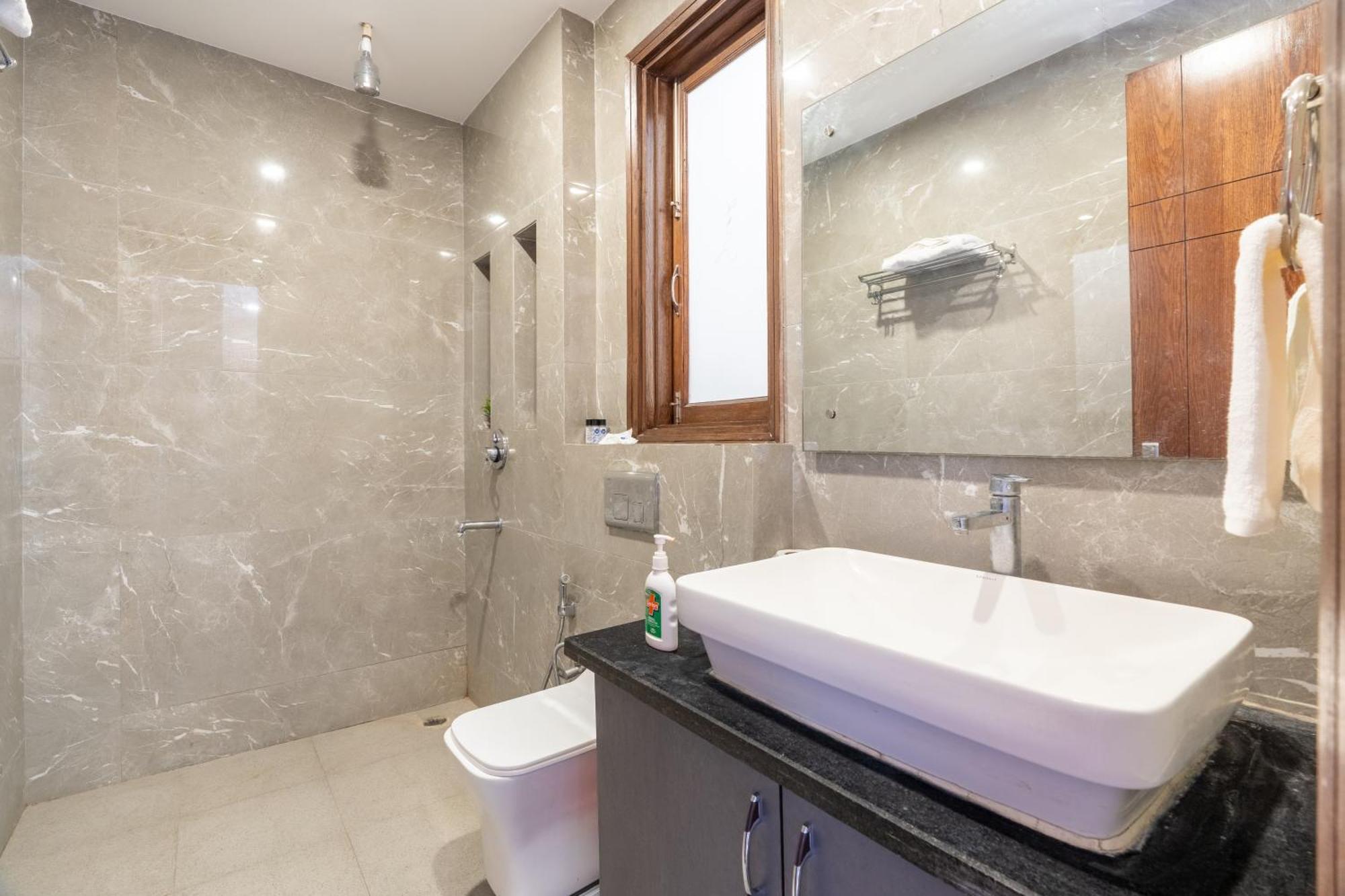 Homlee-saket Anupam Stylish 3bhk In South Delhi *