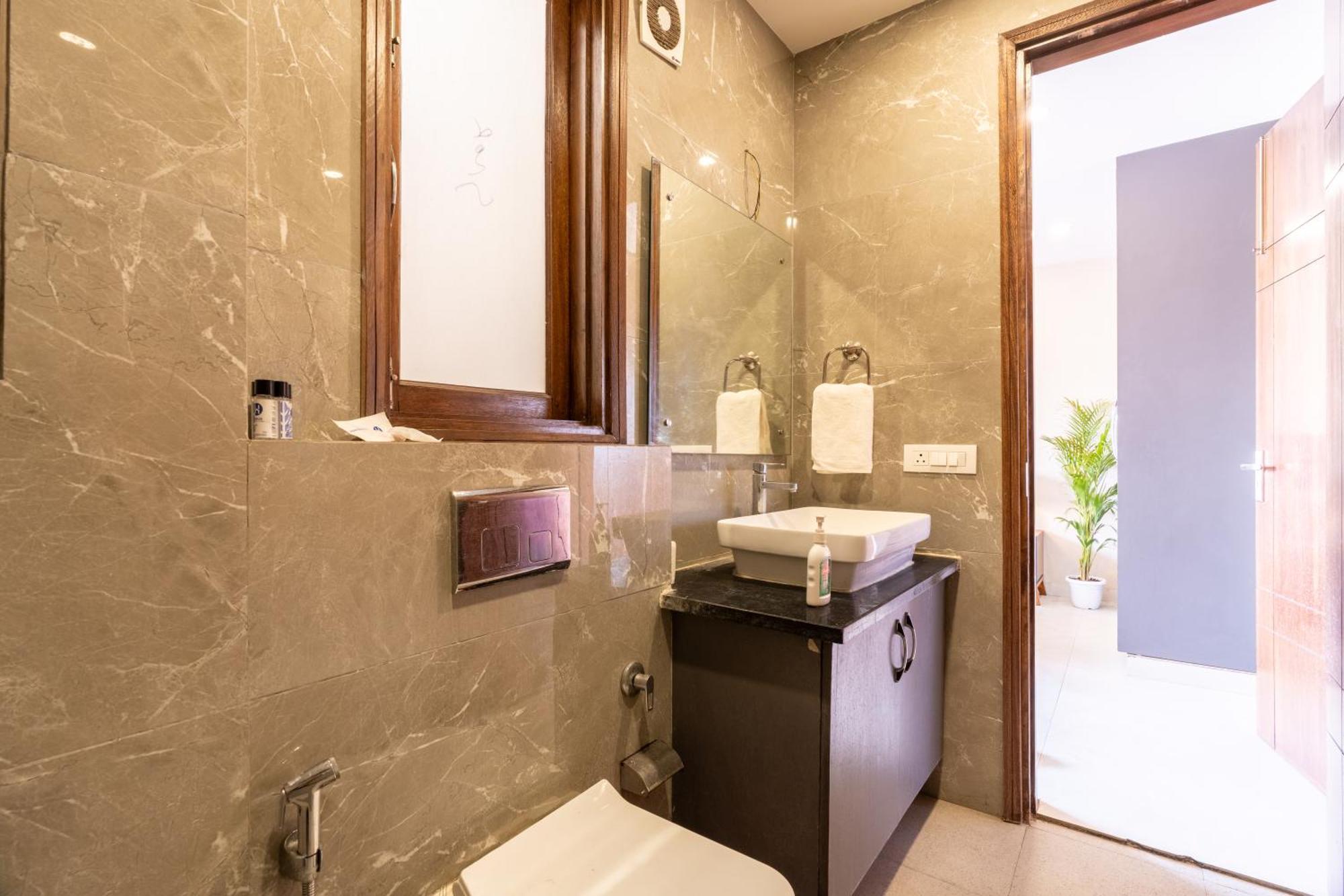 Homlee-saket Anupam Stylish 3bhk In South Delhi Apartment