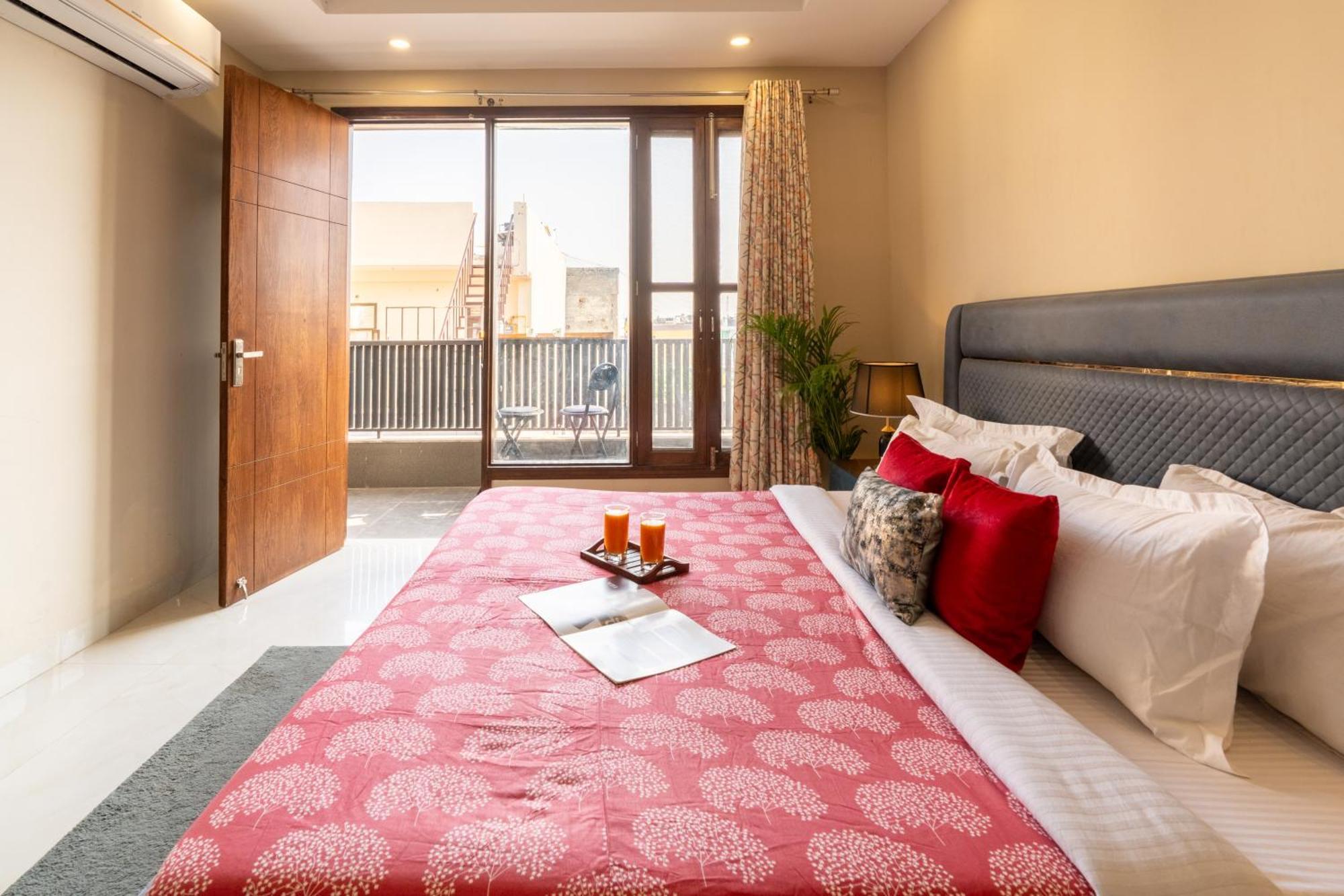 Homlee-saket Anupam Stylish 3bhk In South Delhi Apartment New Delhi