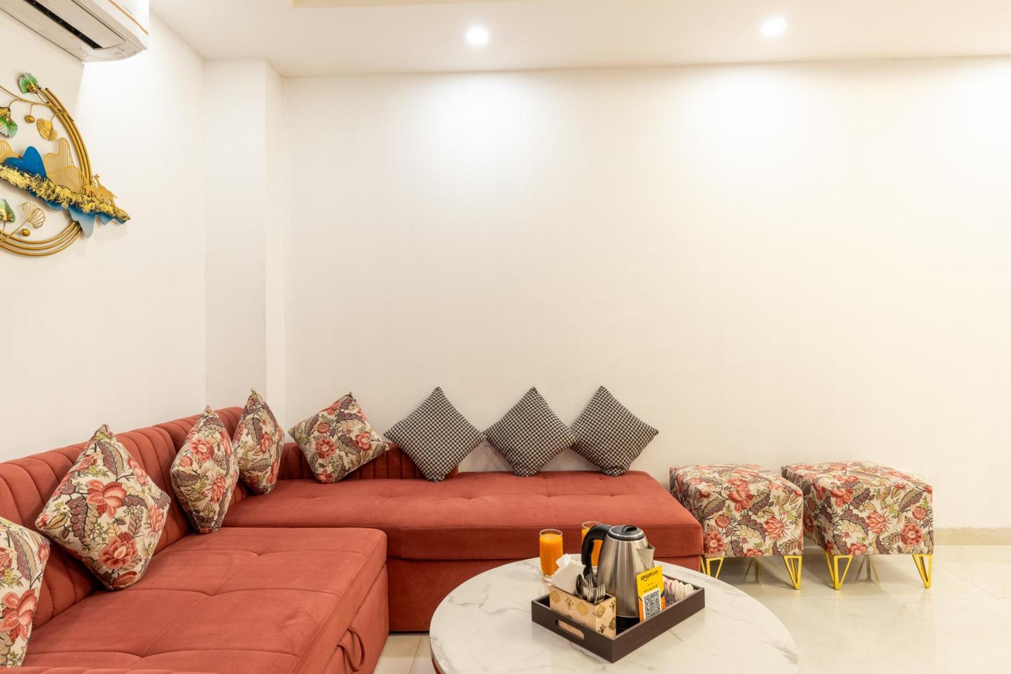 Homlee-saket Anupam Stylish 3bhk In South Delhi Apartment