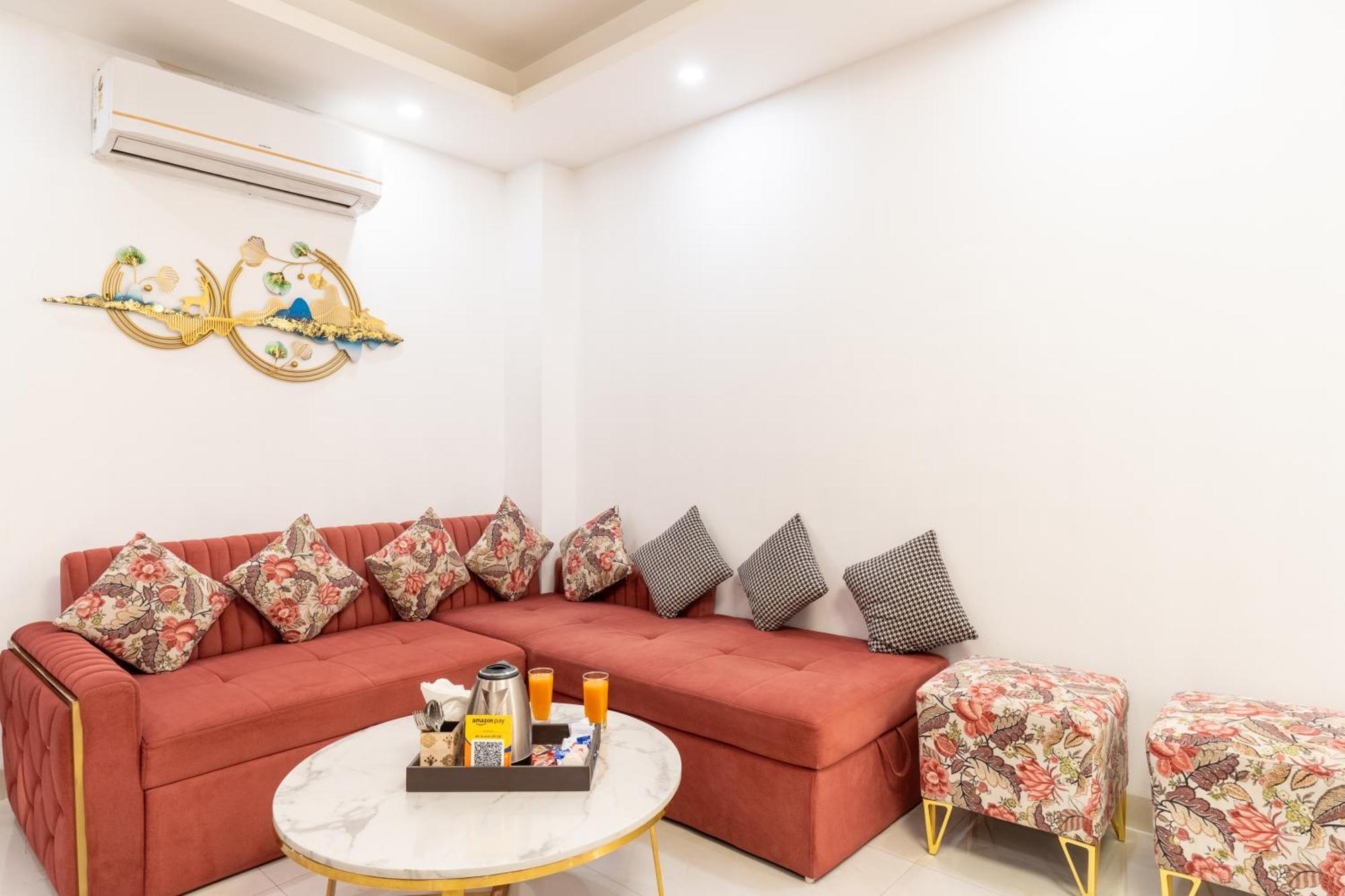 Homlee-saket Anupam Stylish 3bhk In South Delhi Apartment New Delhi